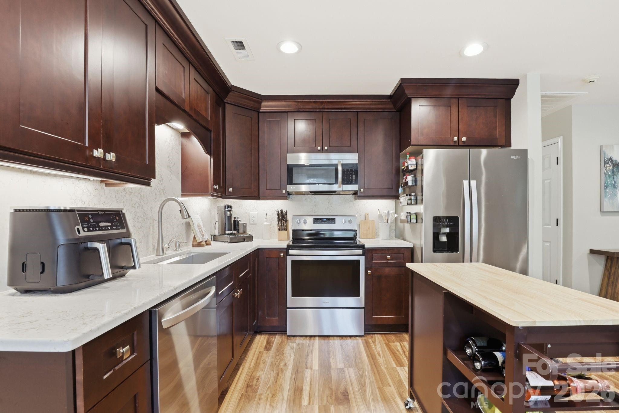4927 Farm Pond Lane Property Photo 11