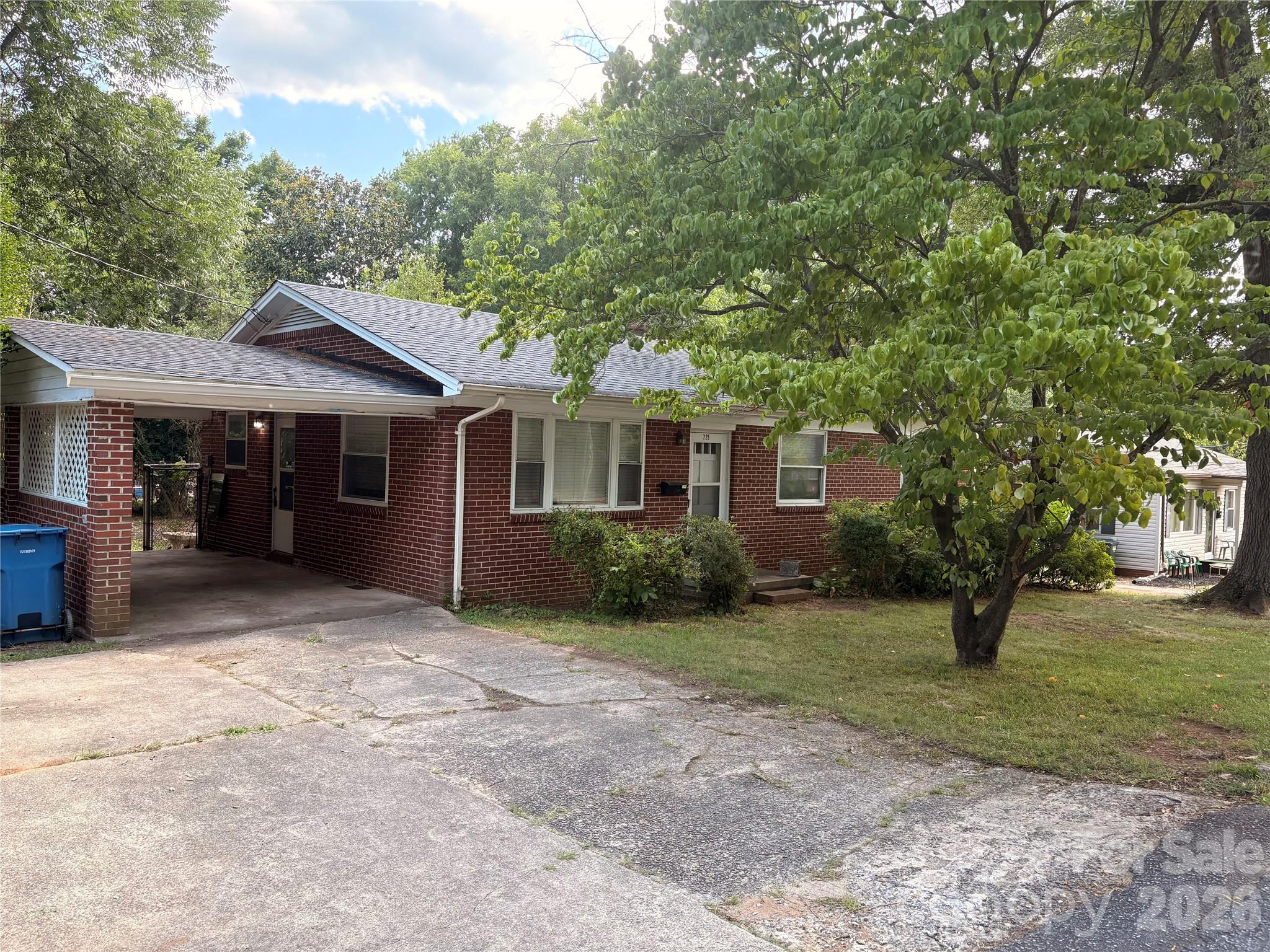 725 5th Avenue Property Photo 2