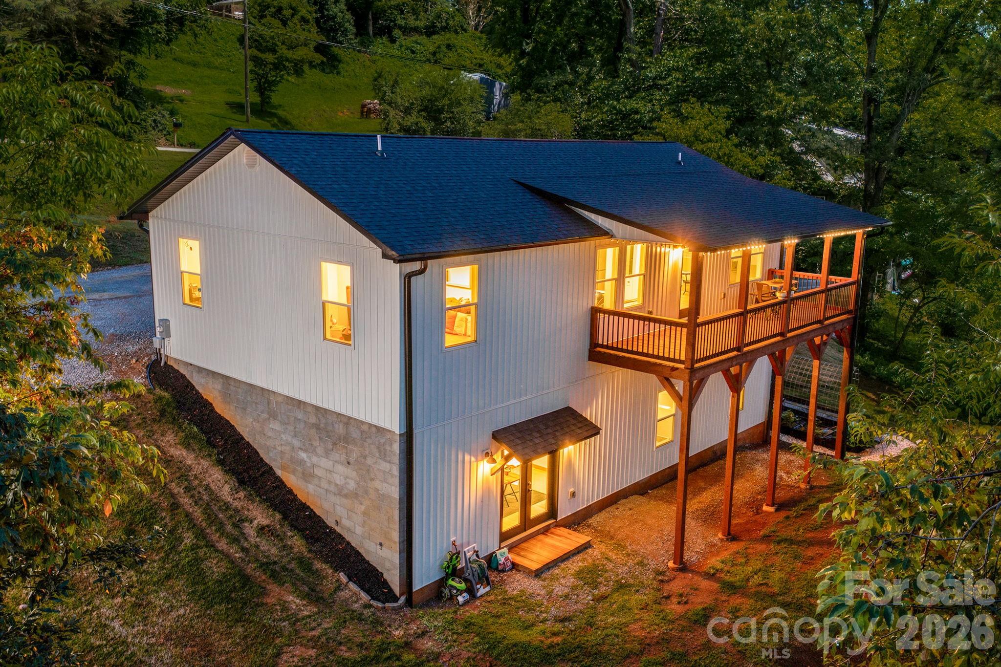 295 Penland Street Property Photo 1