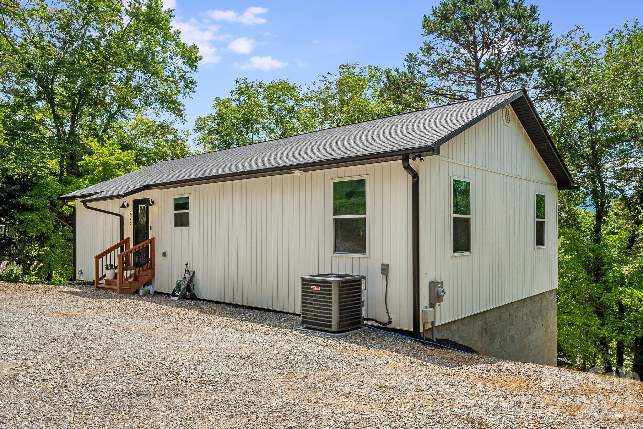 295 Penland Street Property Photo 5