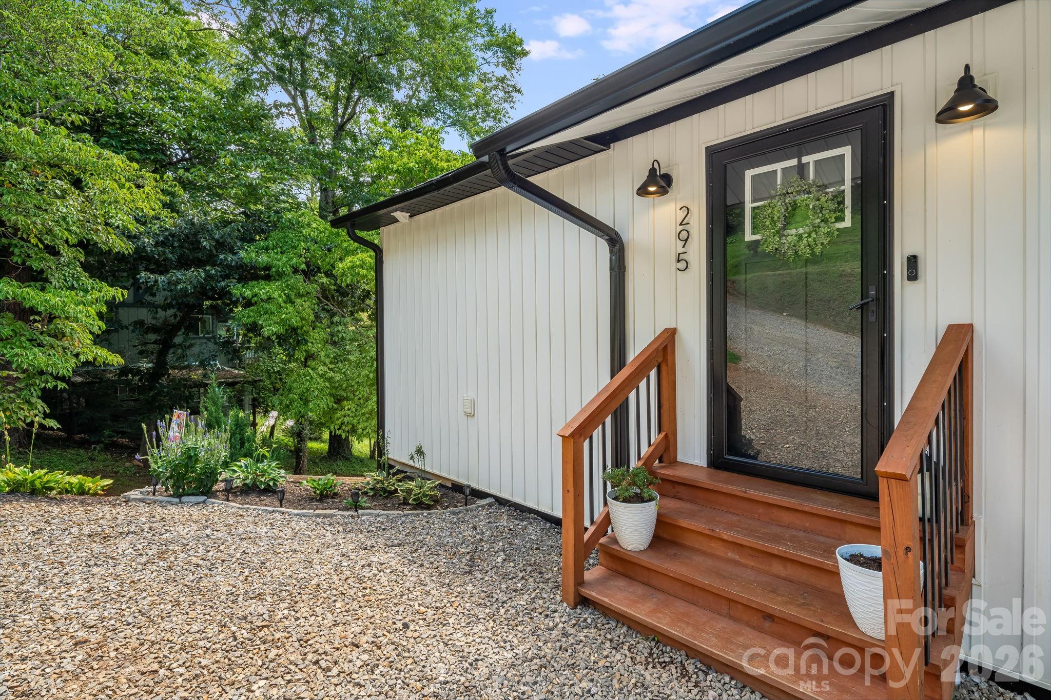 295 Penland Street Property Photo 6