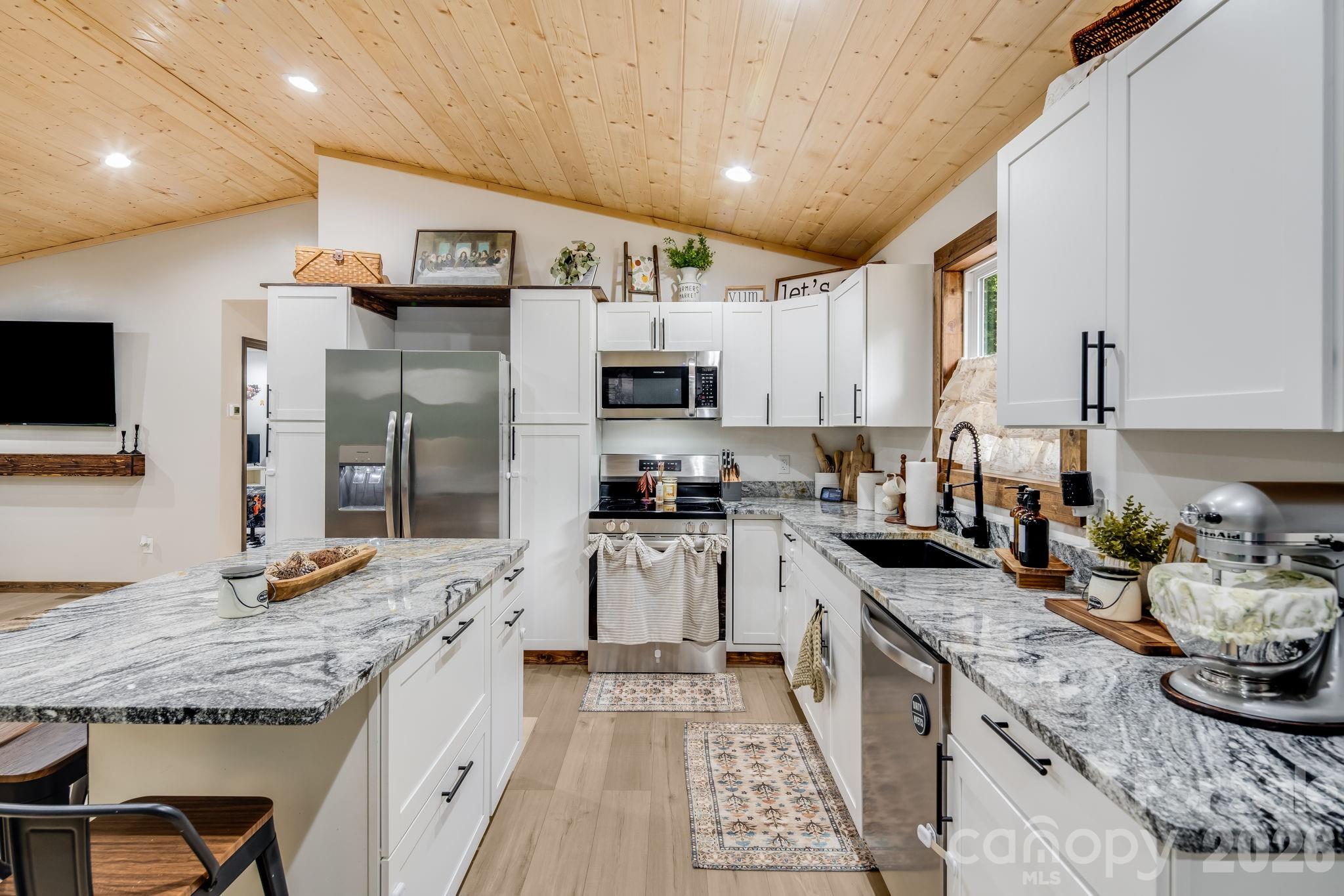 295 Penland Street Property Photo 7