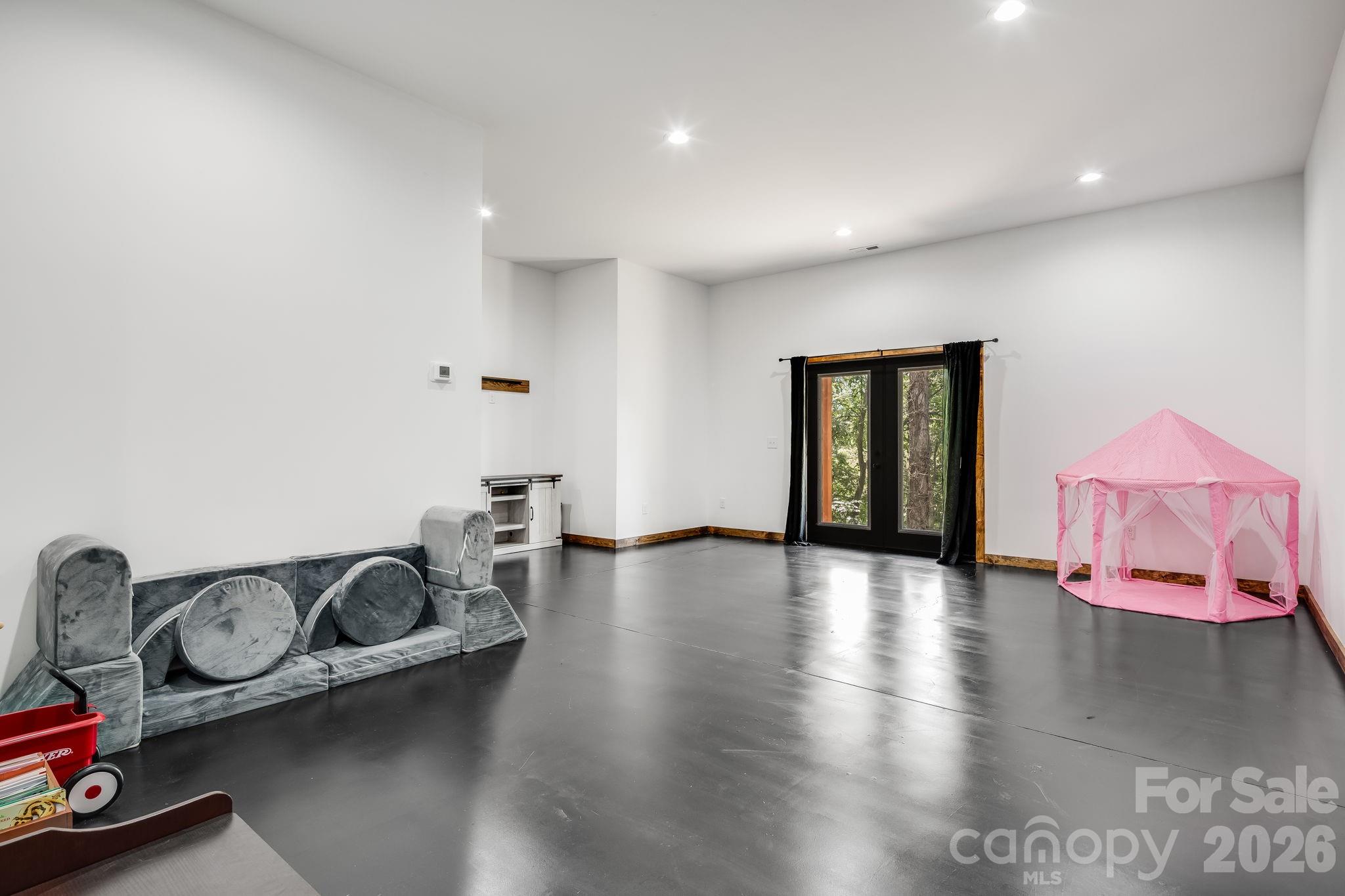 295 Penland Street Property Photo 23