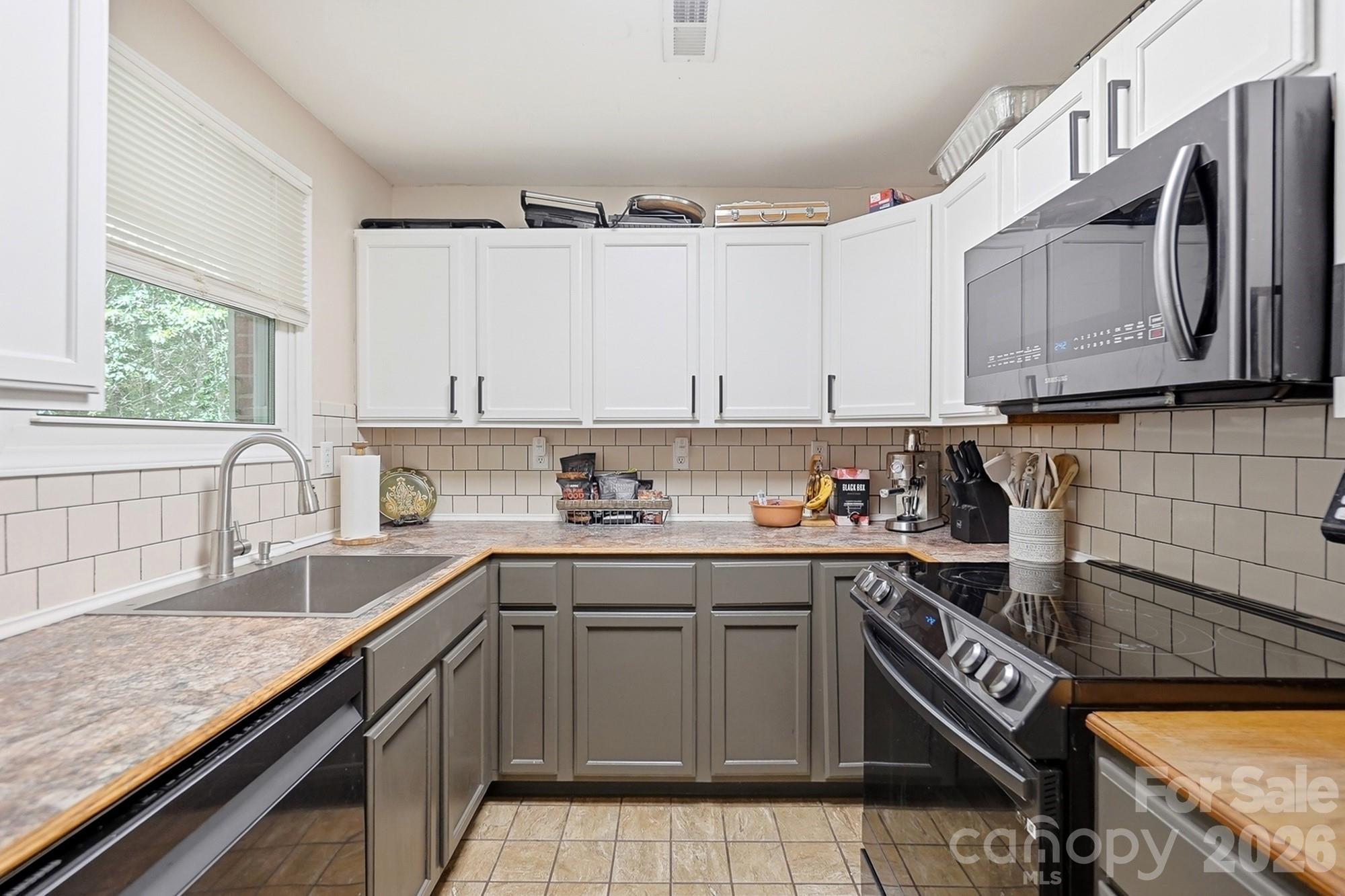 2220 Oldfield Road Property Photo 10