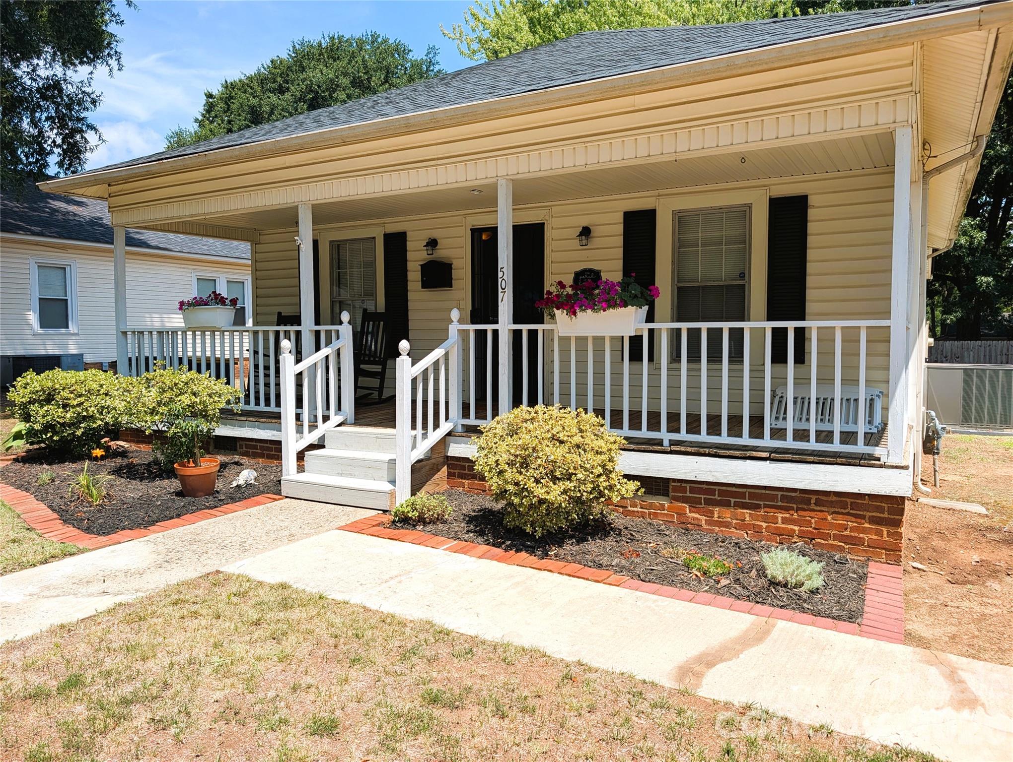 507 E 10th Street Property Photo 1