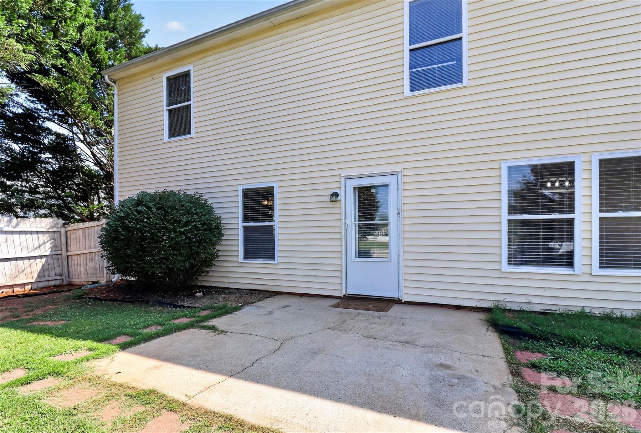 209 Farm Springs Drive Property Photo 5