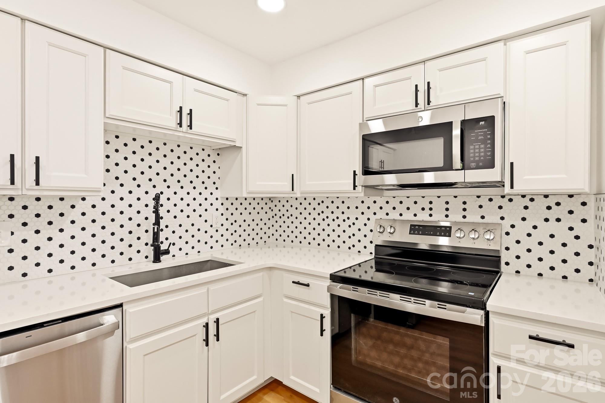 1936 Lakedell Drive Property Photo 1