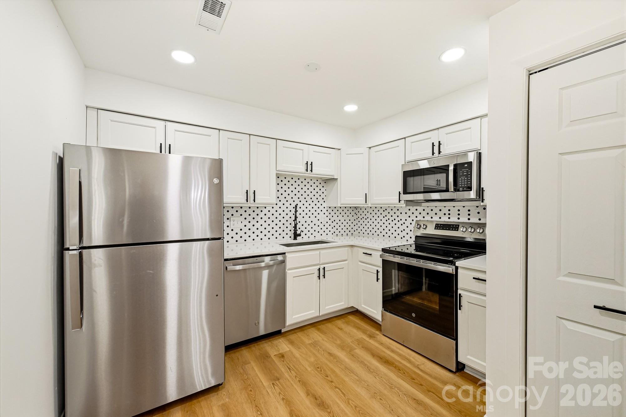 1936 Lakedell Drive Property Photo 3