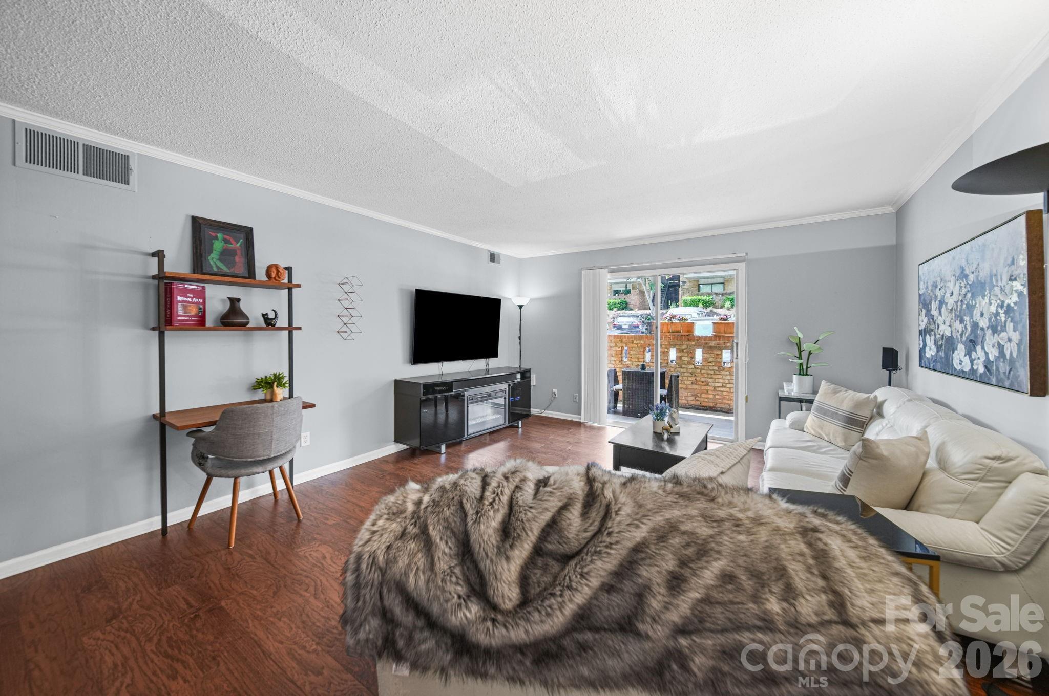4739 Hedgemore Drive N Property Photo 6