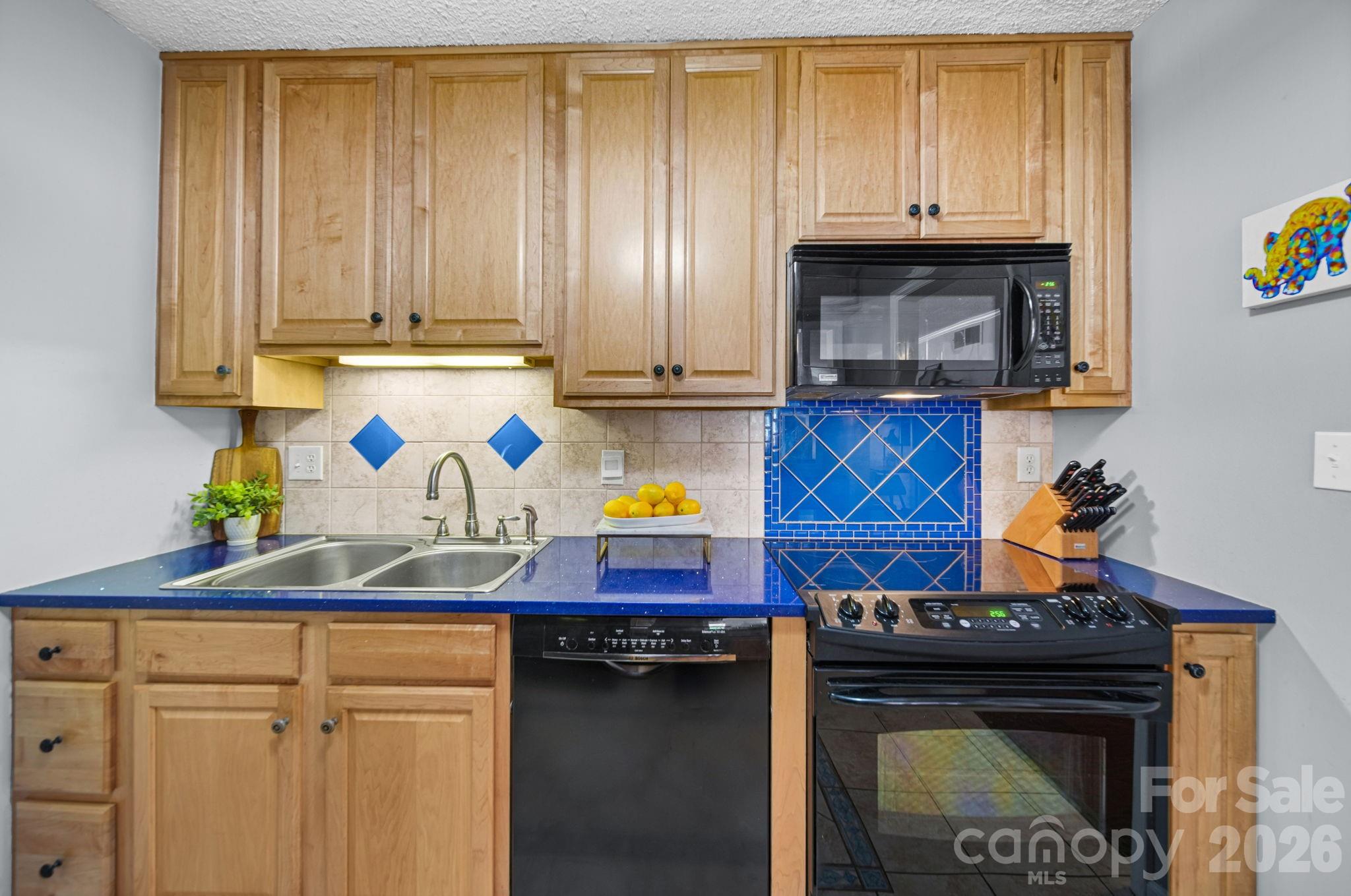 4739 Hedgemore Drive N Property Photo 11