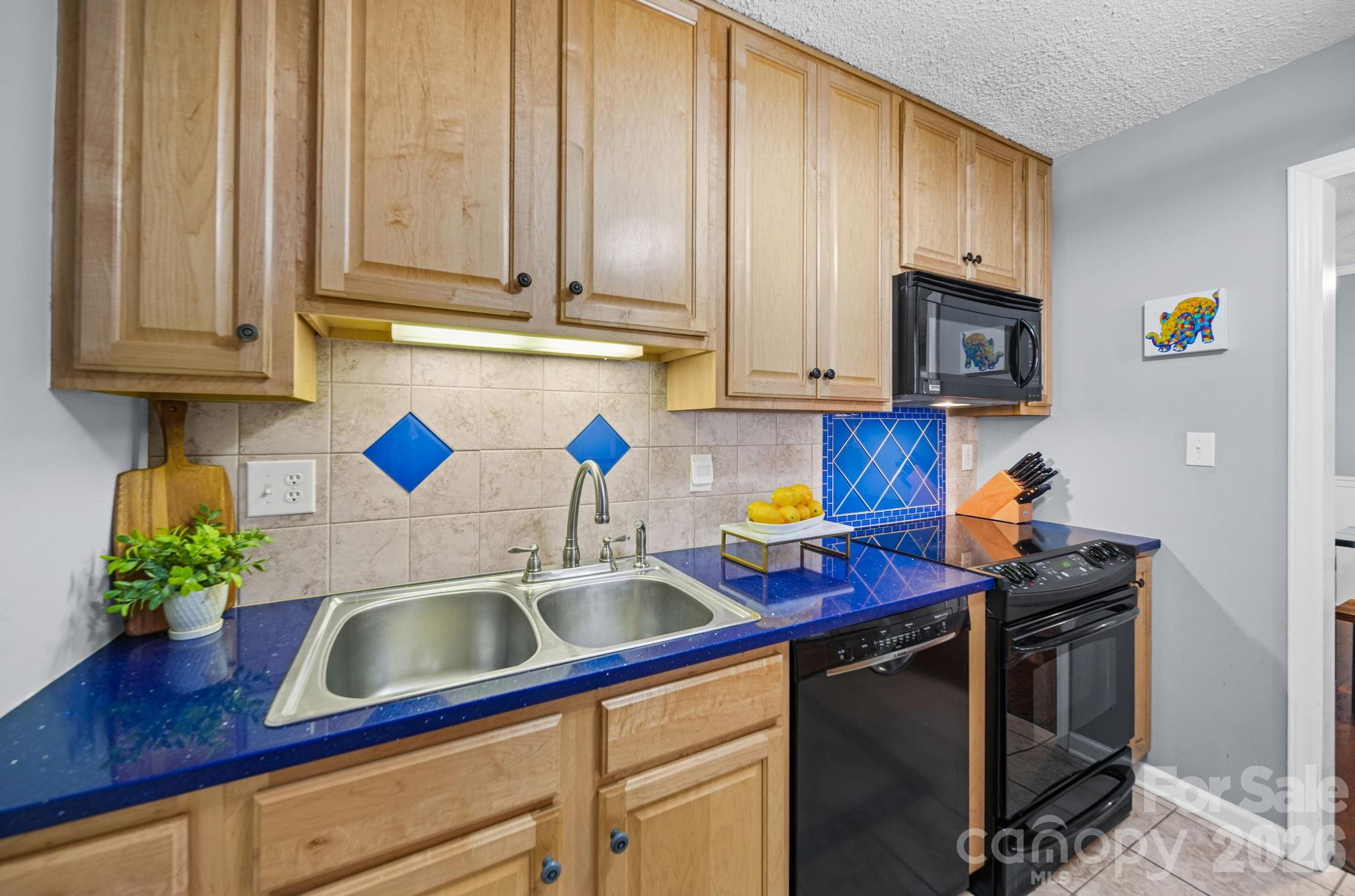 4739 Hedgemore Drive N Property Photo 12