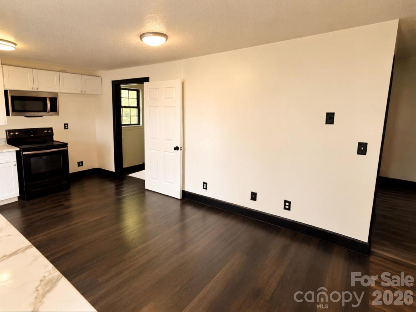 115 E Geroid Street Property Photo 4