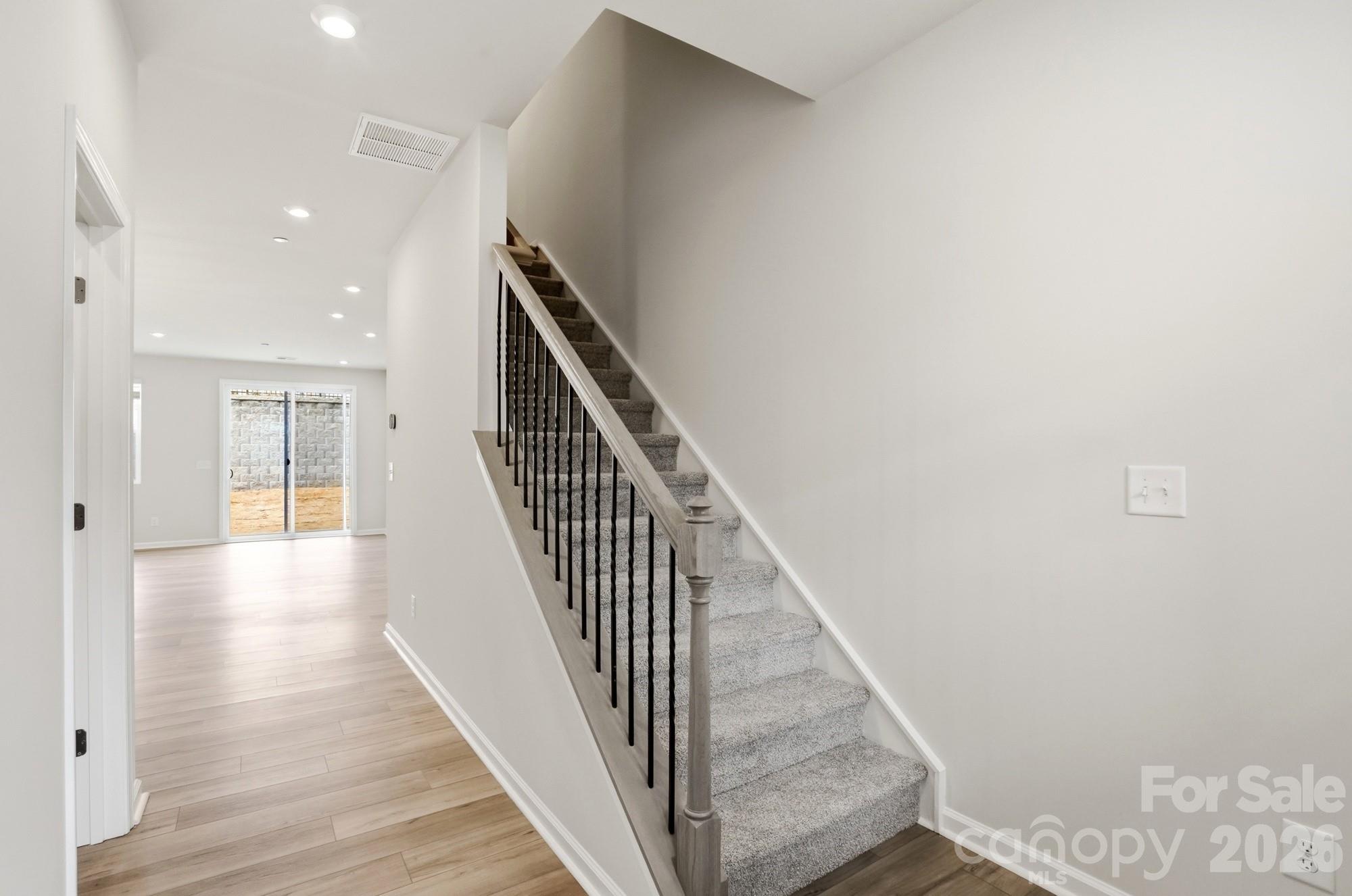 2565 Hedgecliff Road Property Photo 3