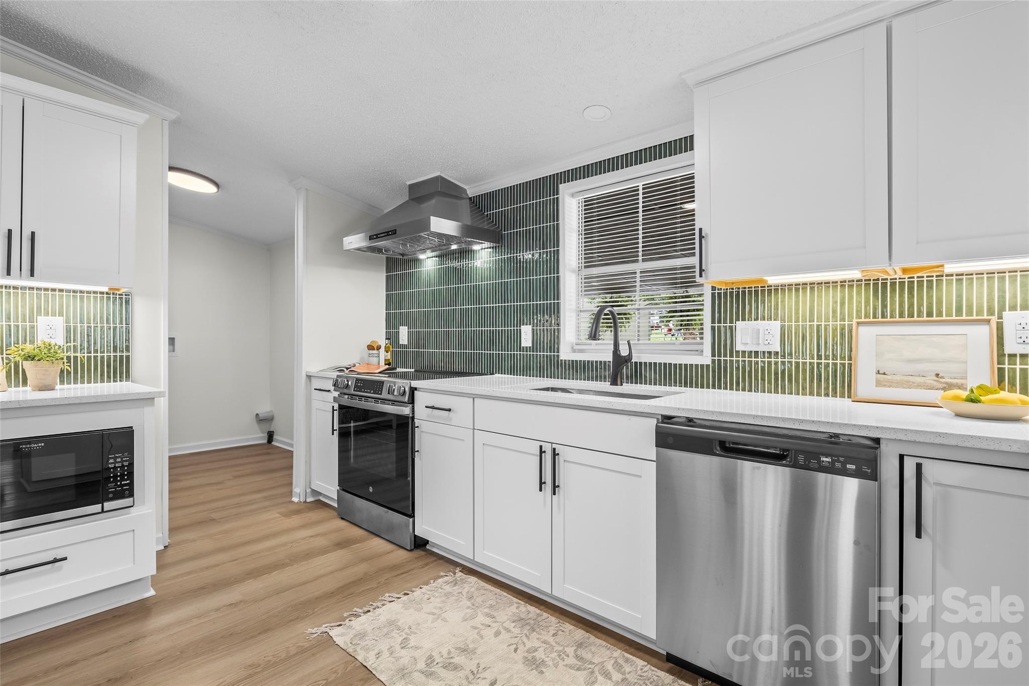 625 Lakeview Road Property Photo 2