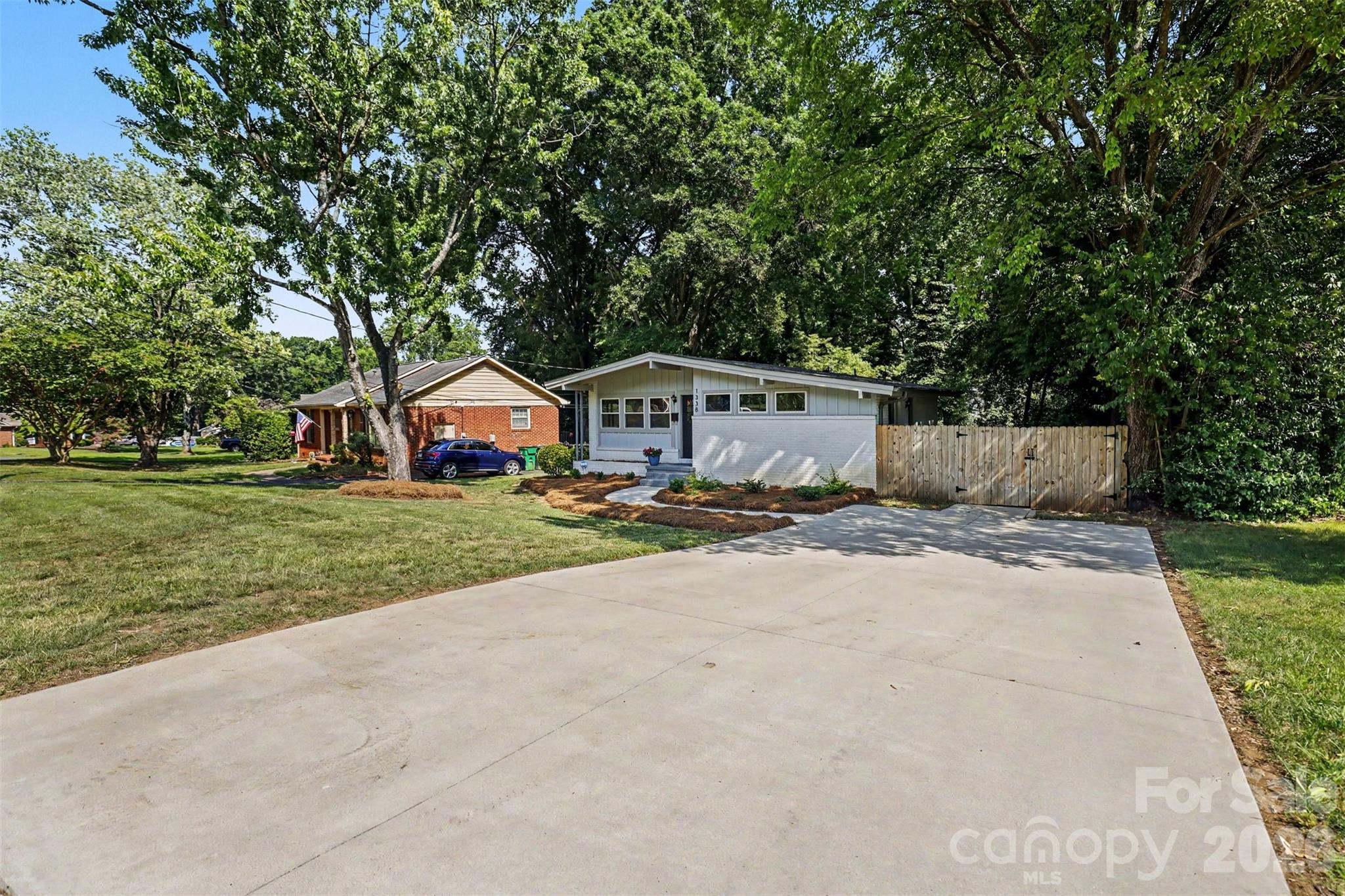 1338 Edgewater Drive Property Photo 2