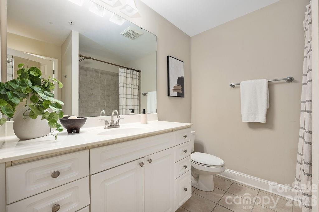 300 W 5th Street 446 Property Photo 21