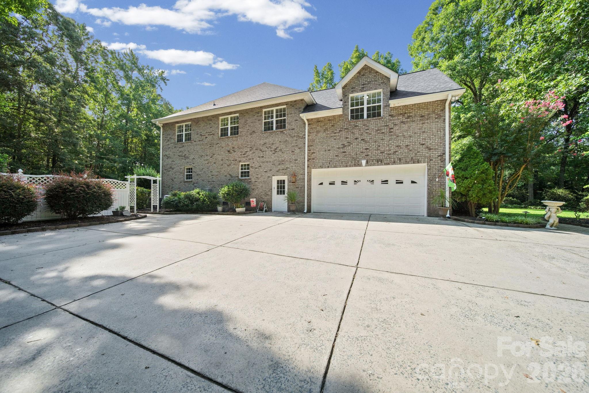 2806 Iveywood Drive Property Photo 2