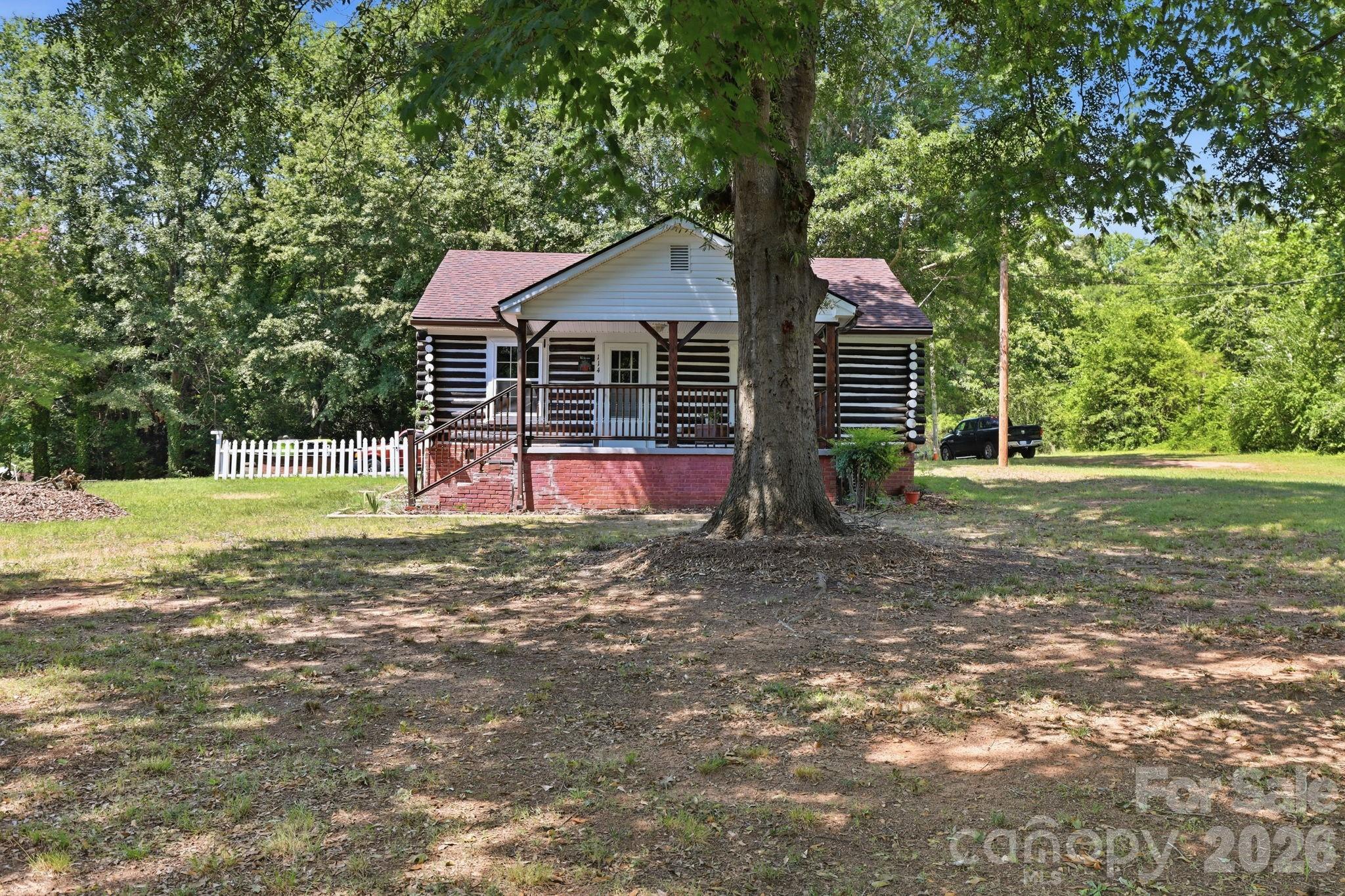 114 Beacon Hill Property Photo 2