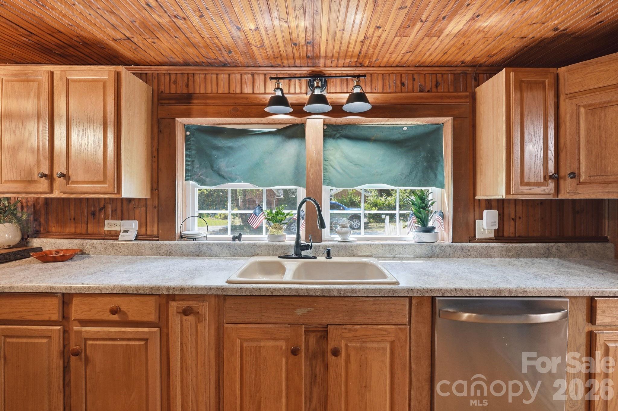 114 Beacon Hill Property Photo 5