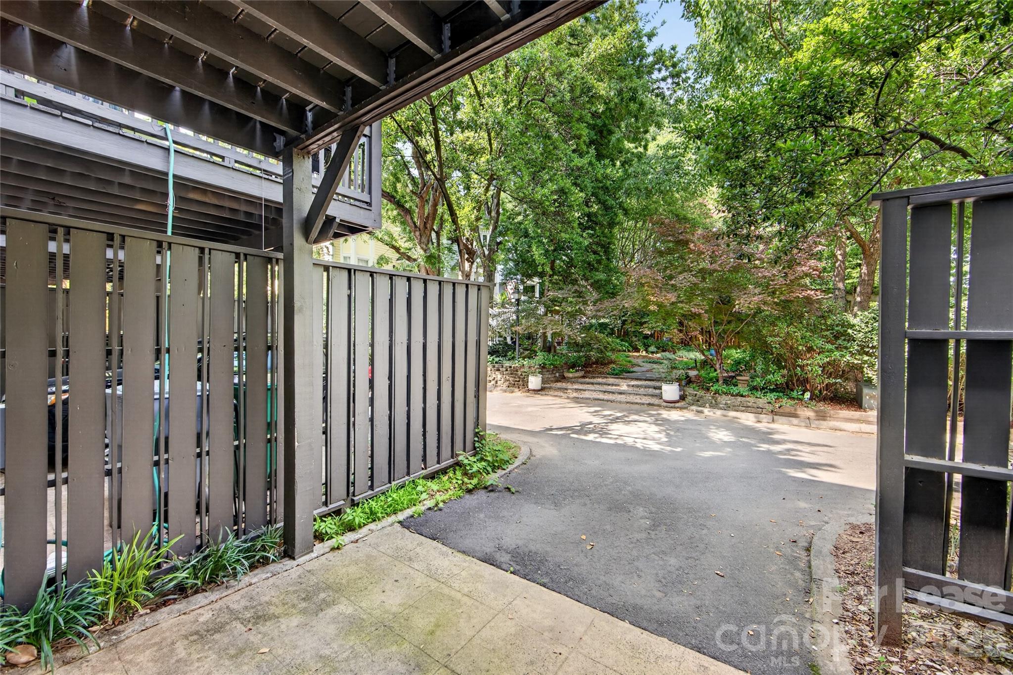 312 W 10th Street Property Photo 28