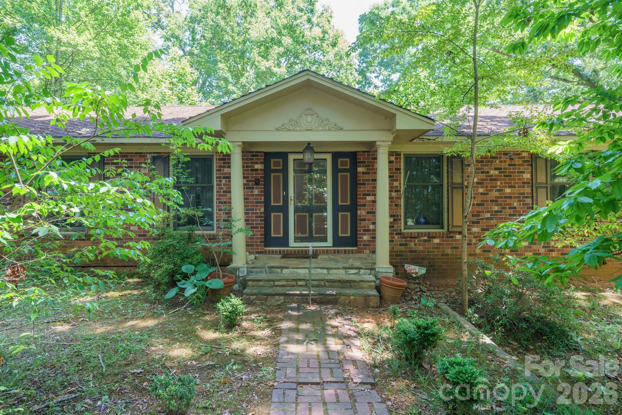 1729 Brentwood Drive Property Photo 2