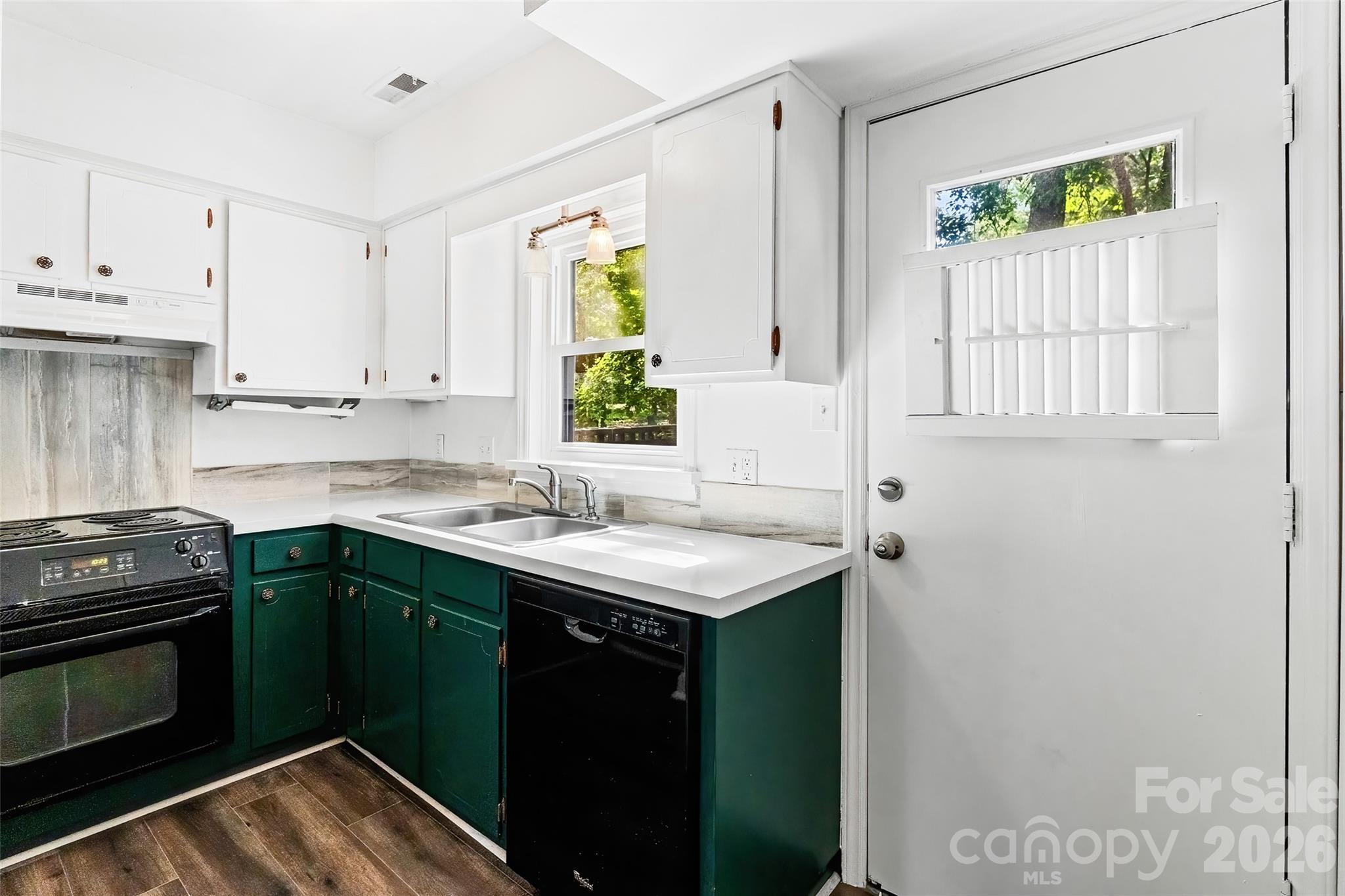 6100 Honeysuckle Lane Property Photo 12