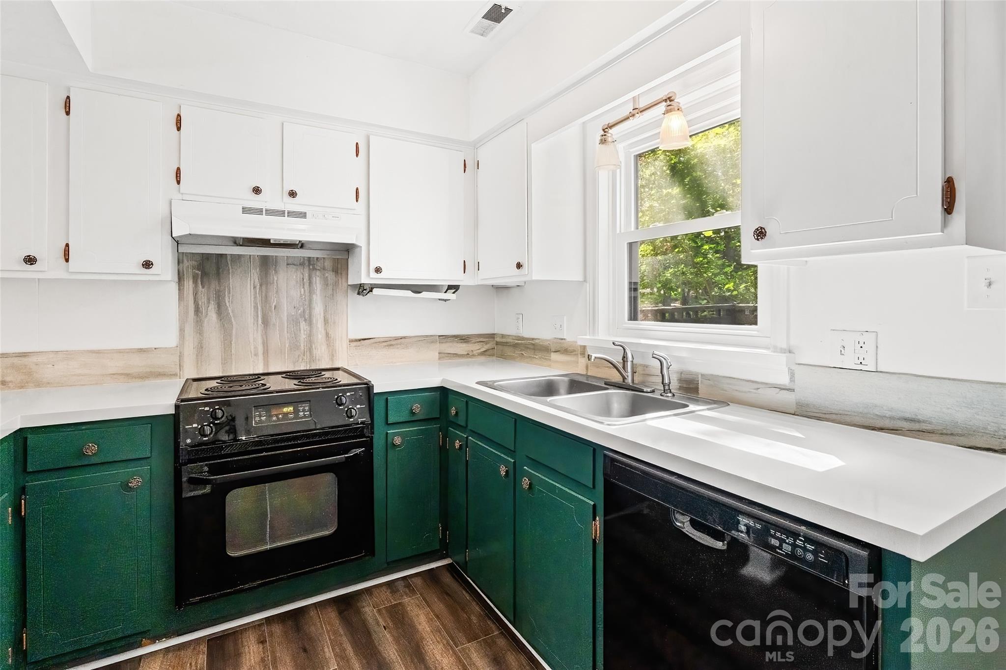 6100 Honeysuckle Lane Property Photo 14