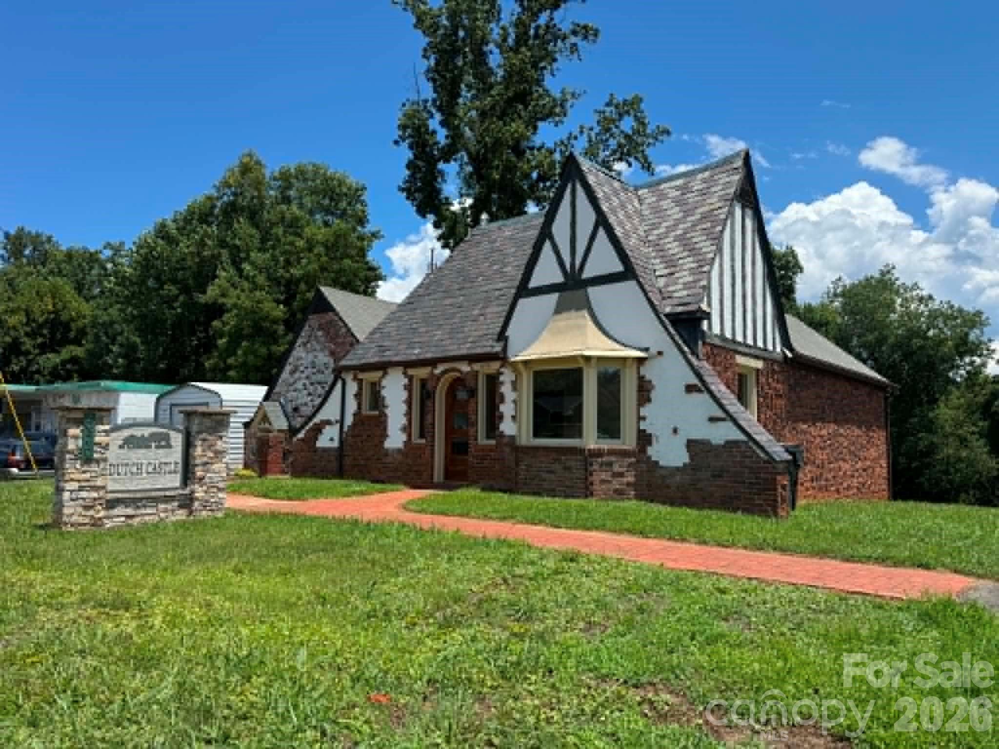 656 N Bridge Street Property Photo 1