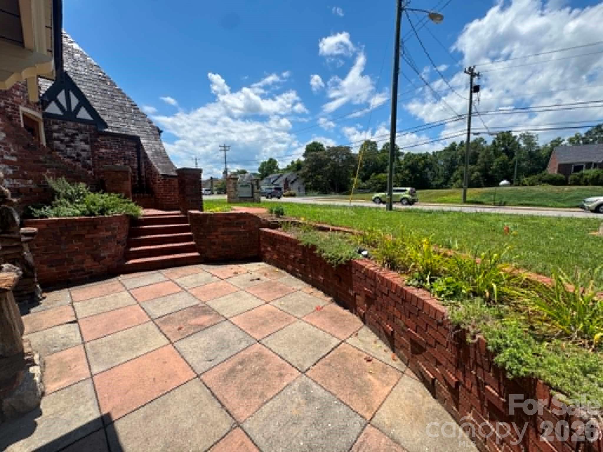 656 N Bridge Street Property Photo 5