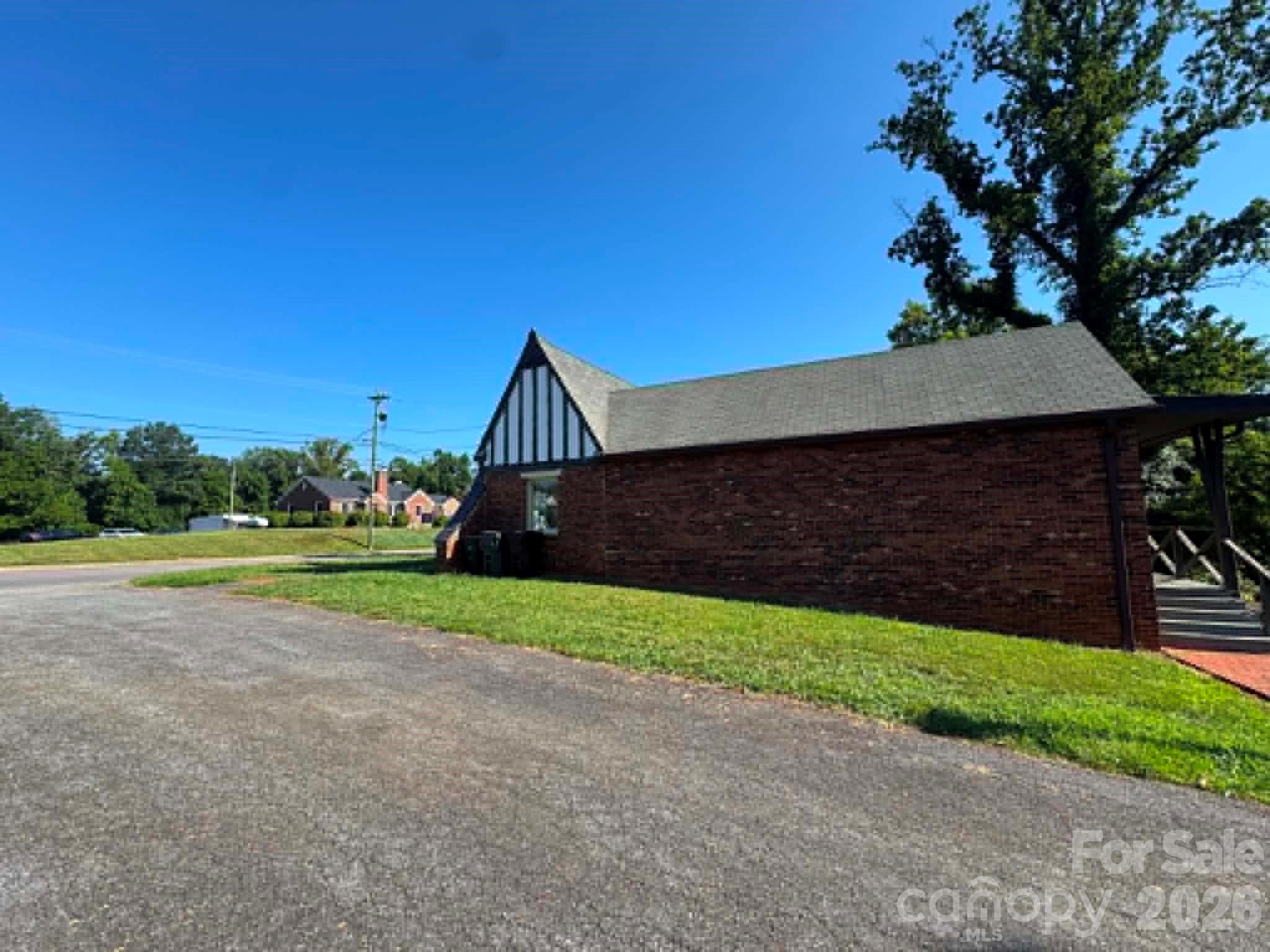 656 N Bridge Street Property Photo 8