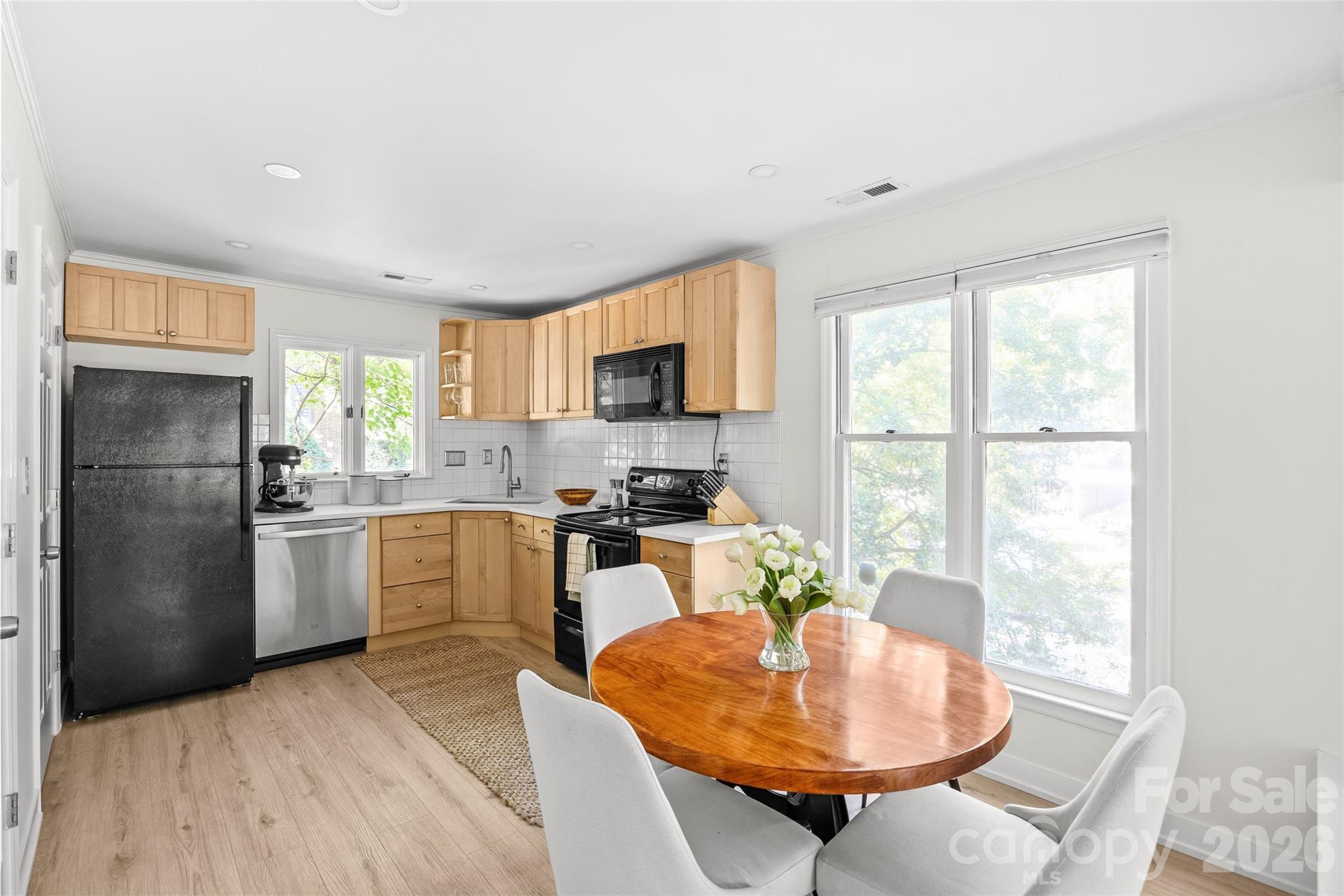 433 W 8th Street 68 Property Photo 15