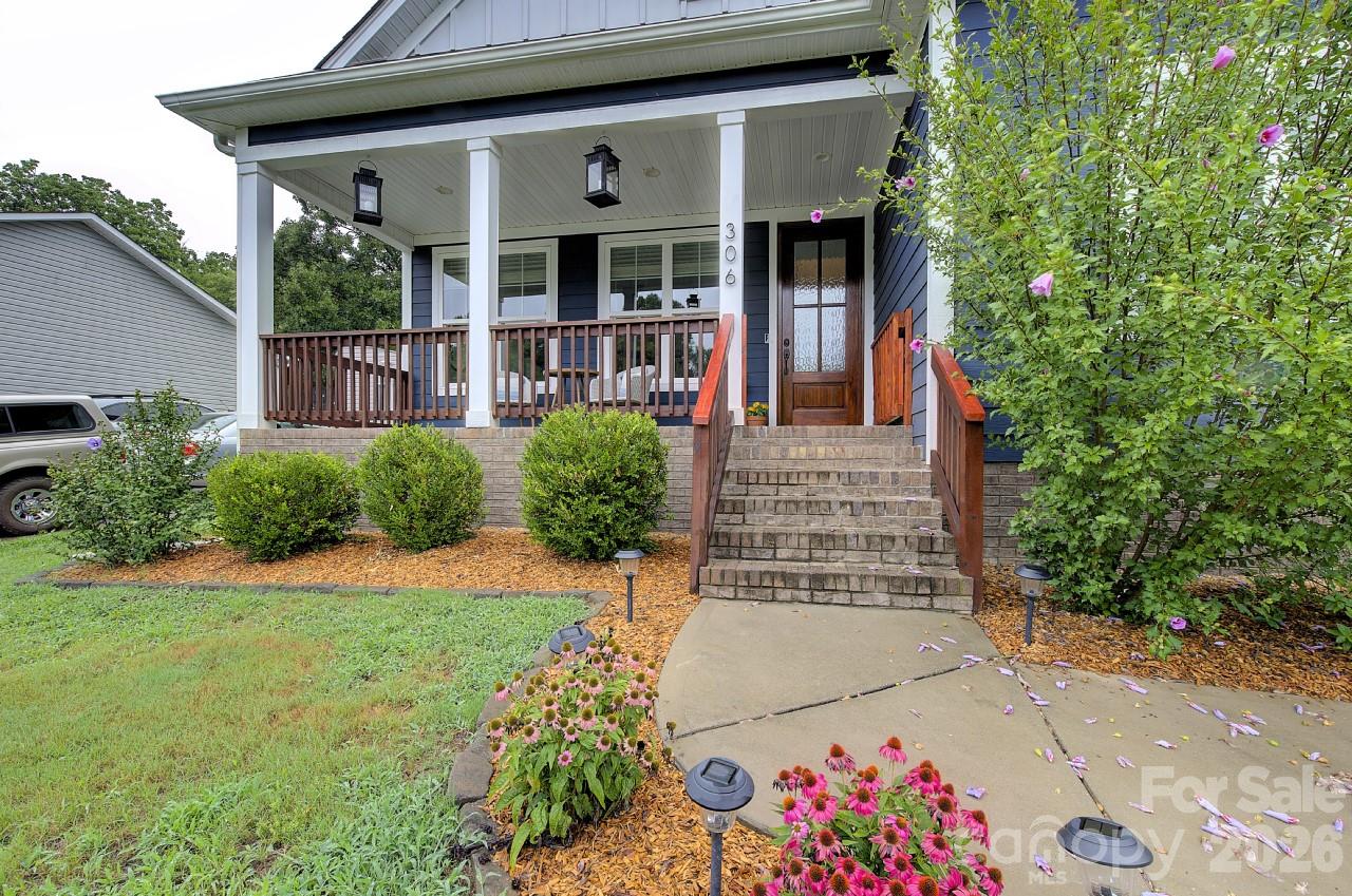 306 Clay Street Property Photo 2