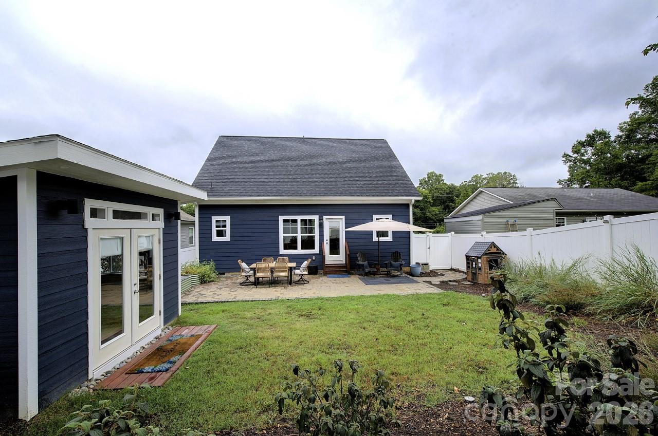 306 Clay Street Property Photo 33