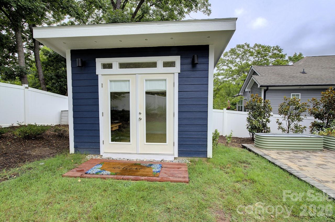 306 Clay Street Property Photo 35