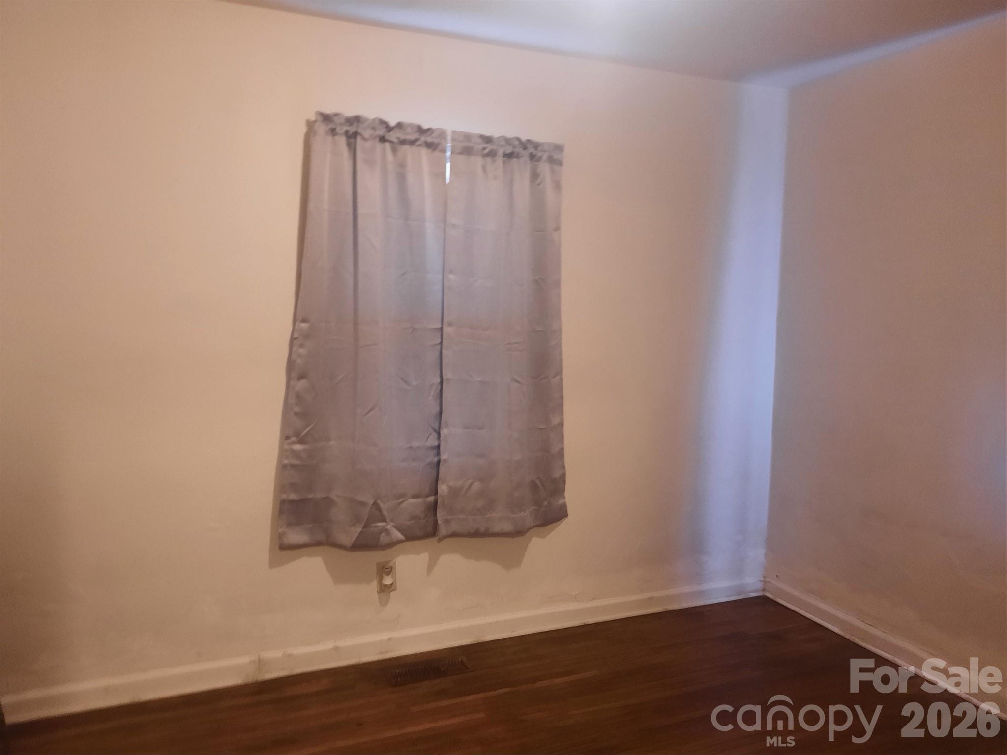534 W 28th Street Property Photo 7