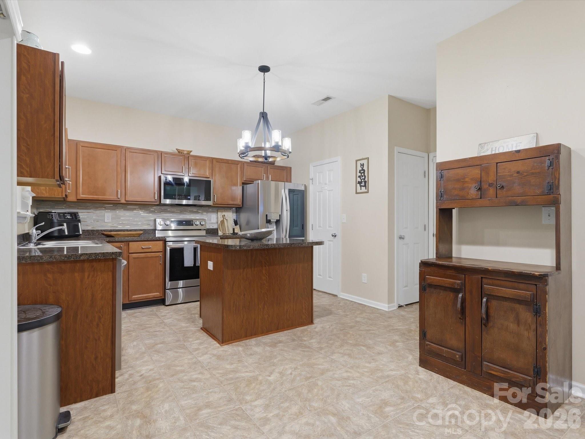 1566 Glenbar Court Property Photo 3