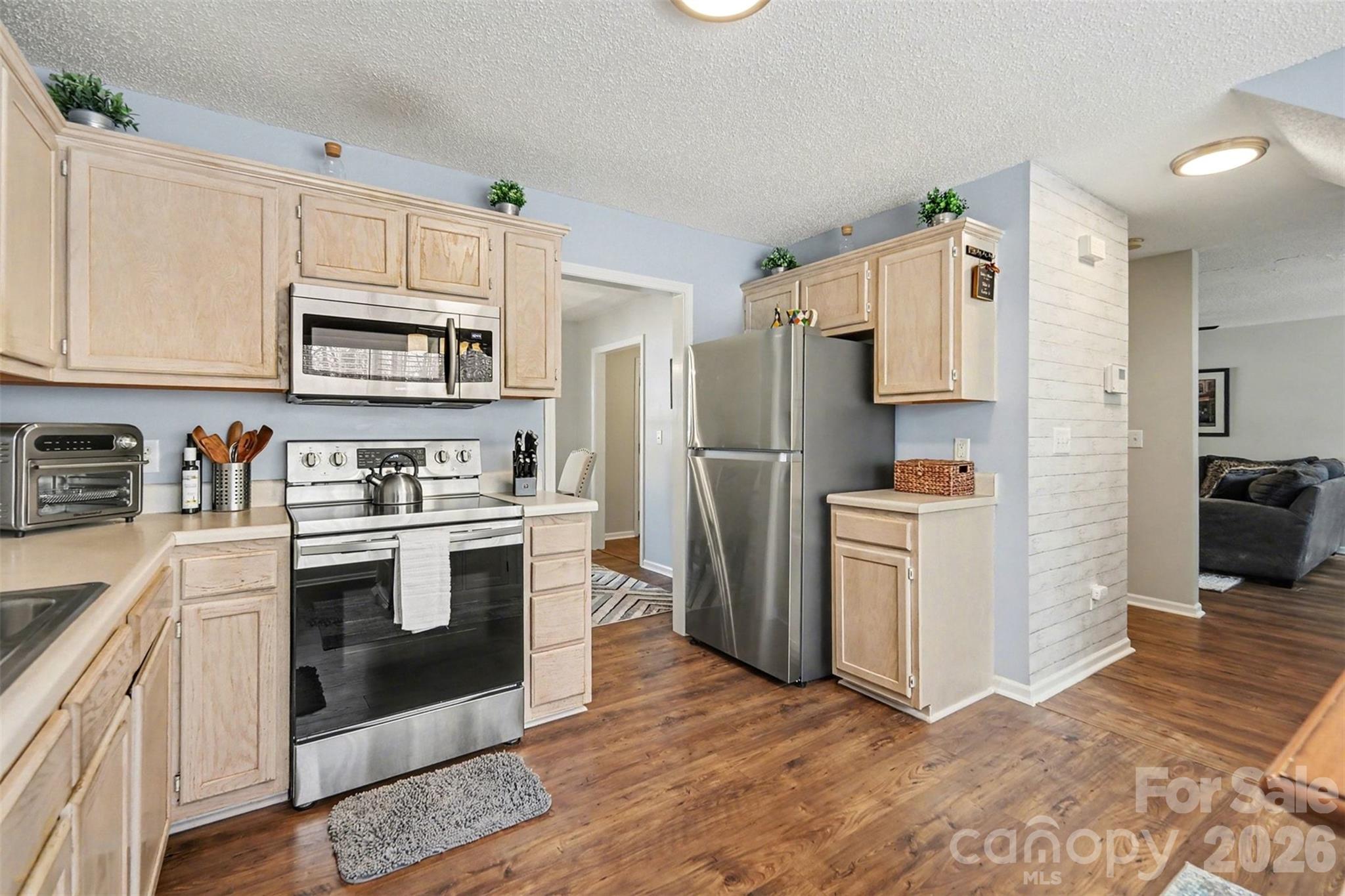 6323 Pine Hollow Drive Property Photo 11