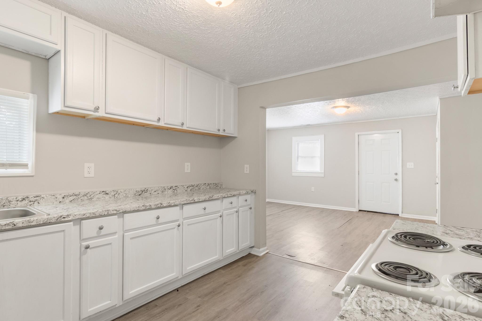 411 S Thompson Street Property Photo 4