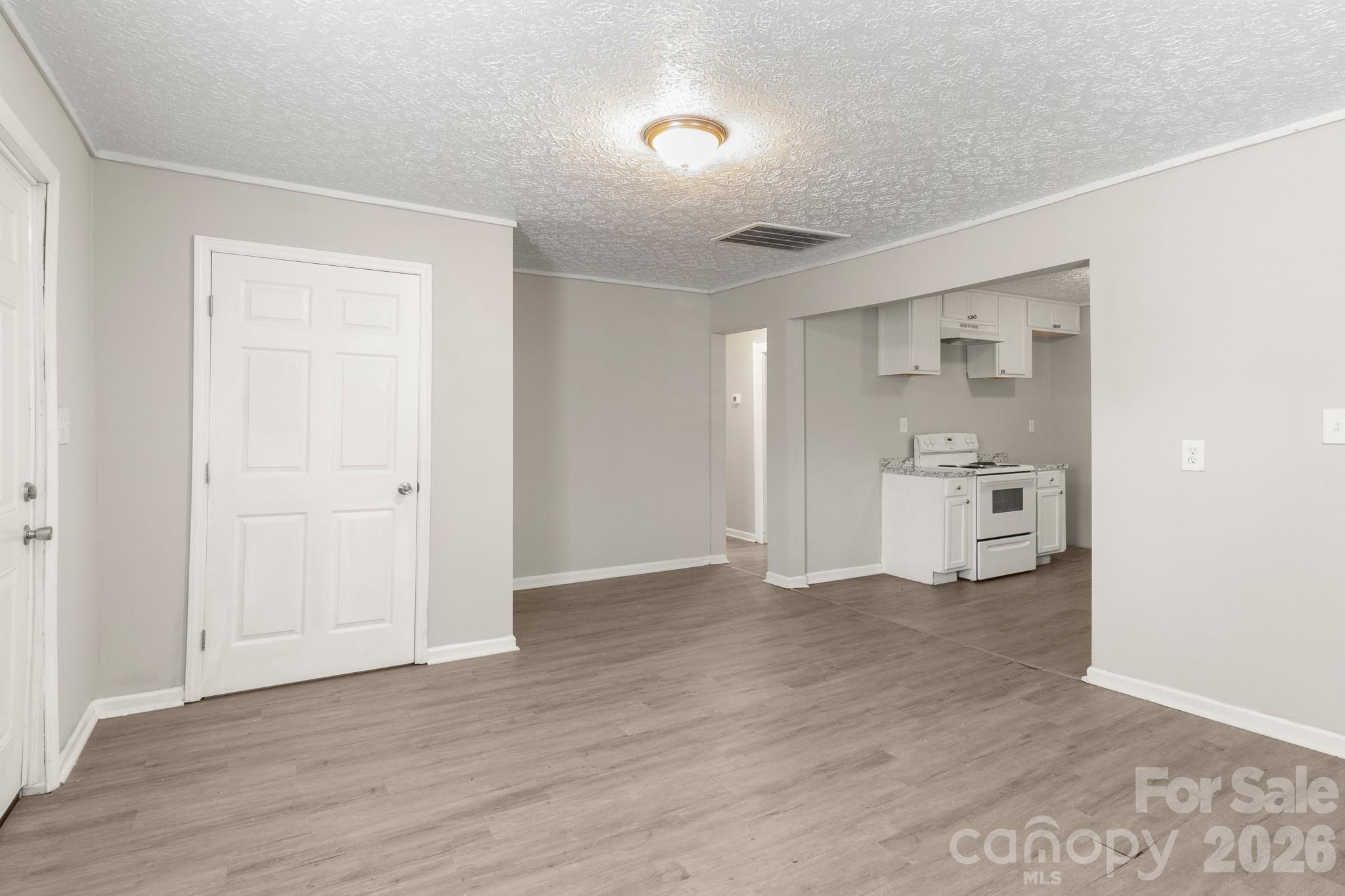 411 S Thompson Street Property Photo 5