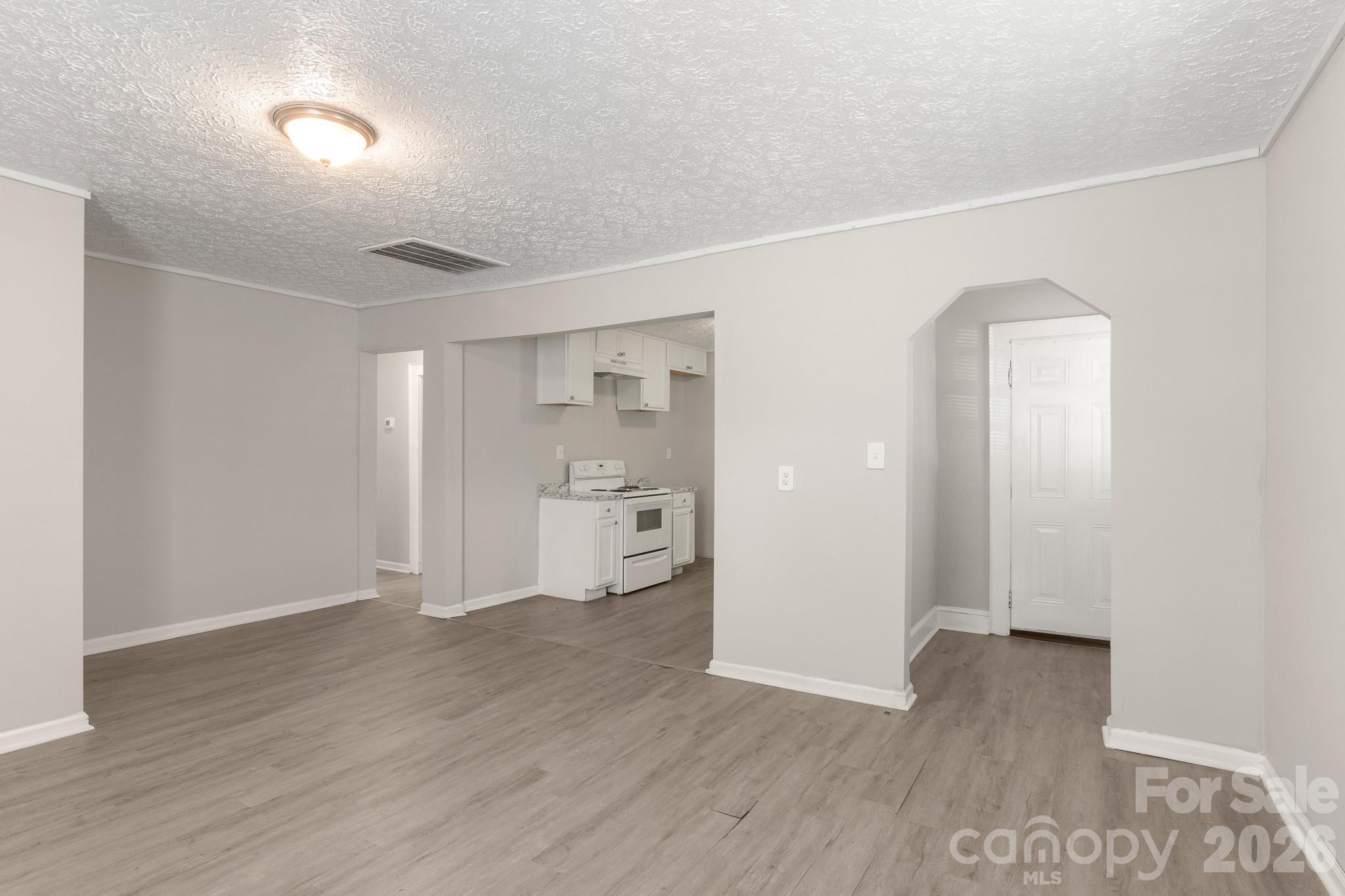 411 S Thompson Street Property Photo 6