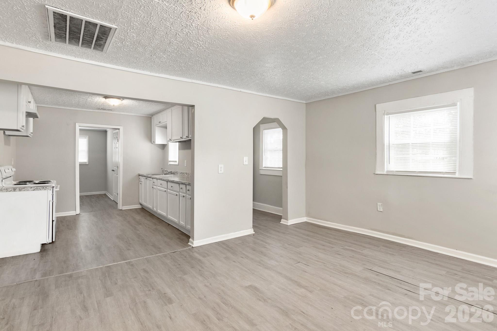 411 S Thompson Street Property Photo 7