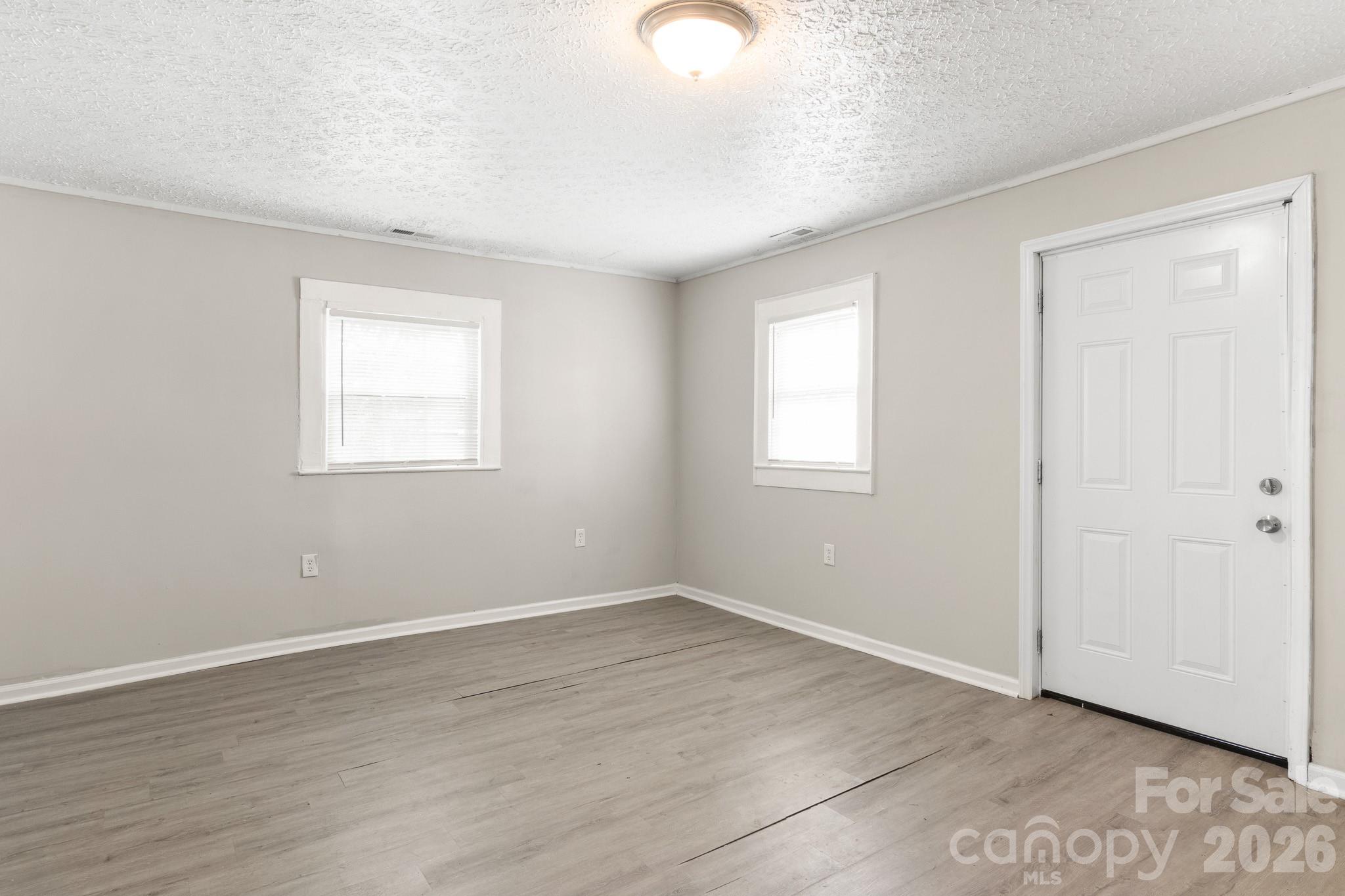 411 S Thompson Street Property Photo 8