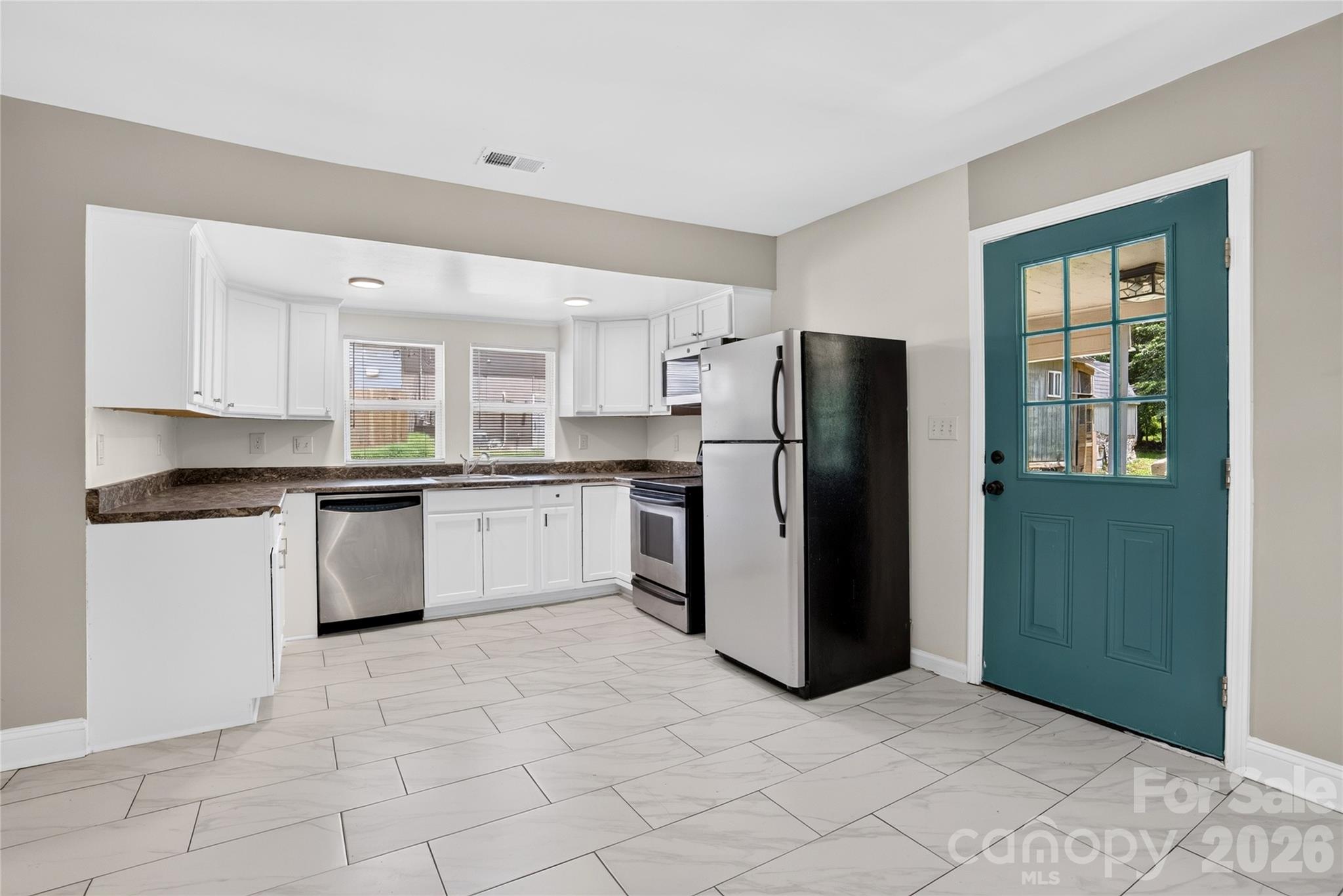 384 Grace Avenue Property Photo 4