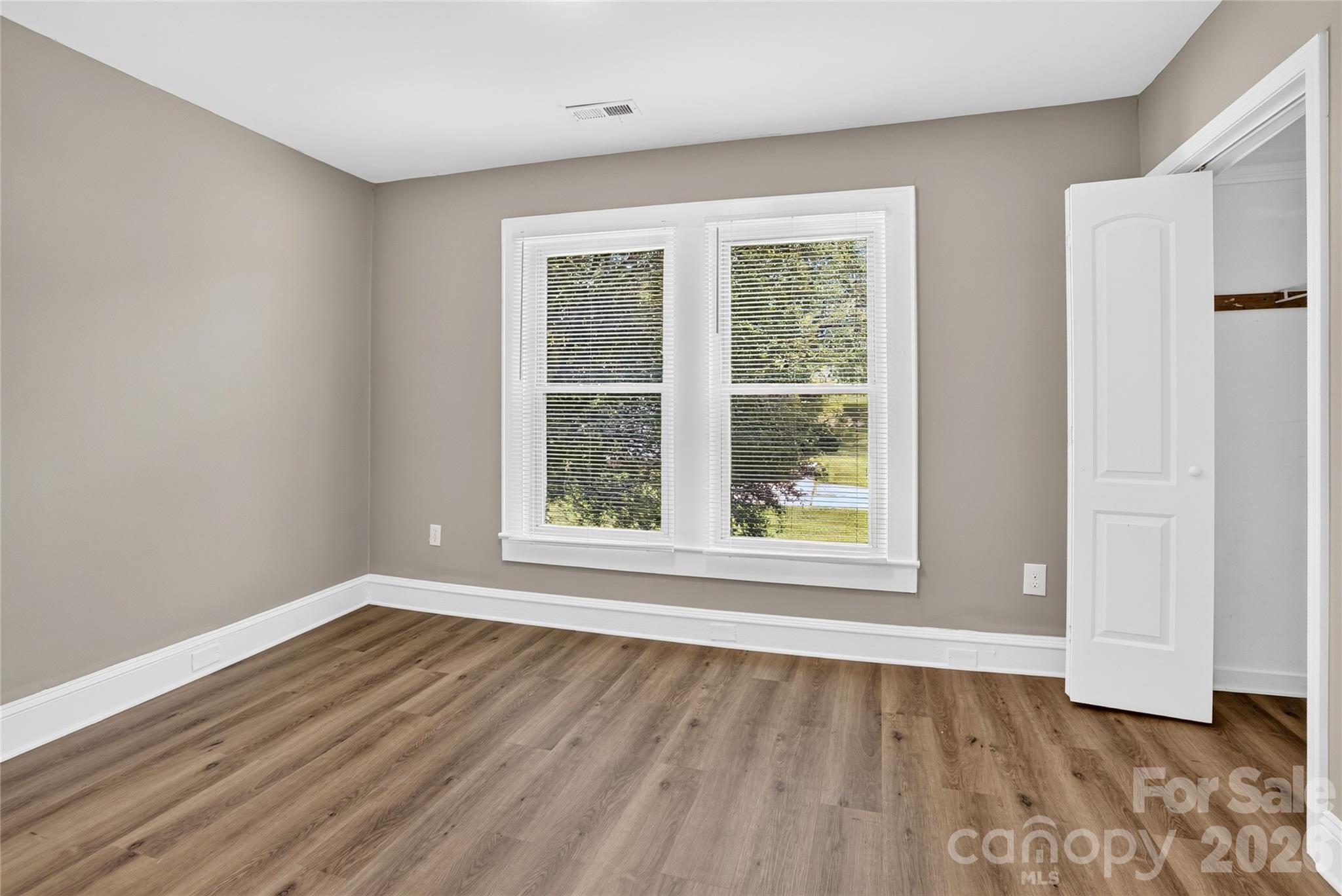 384 Grace Avenue Property Photo 14