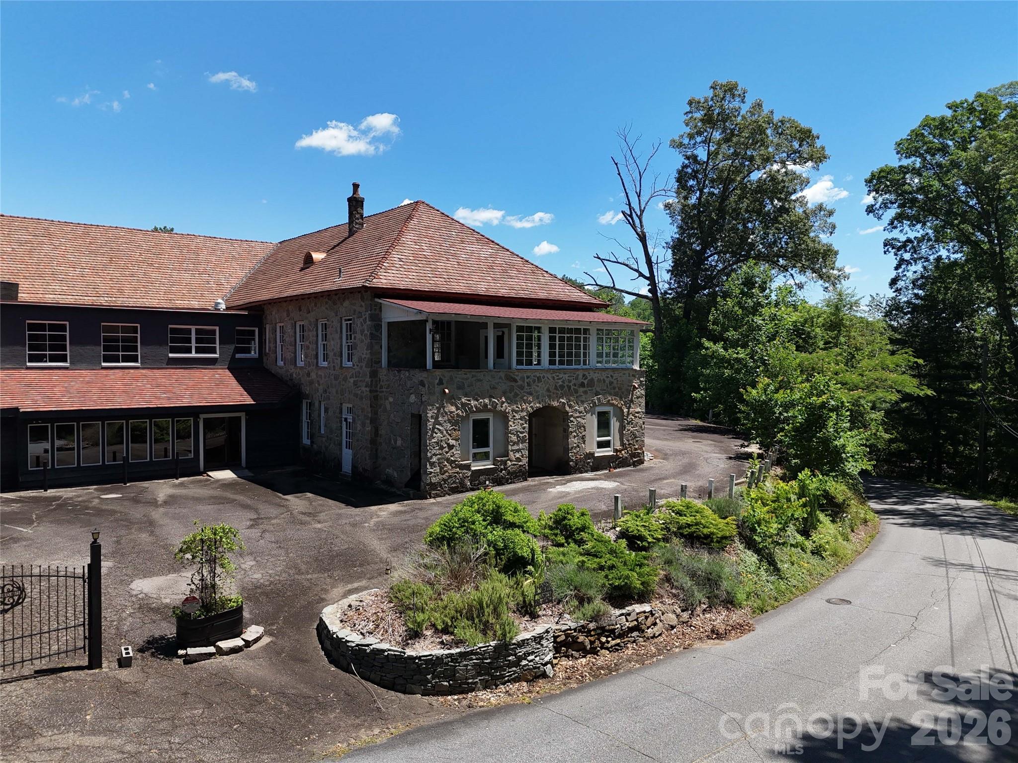 330 Carolina Drive Property Photo 8