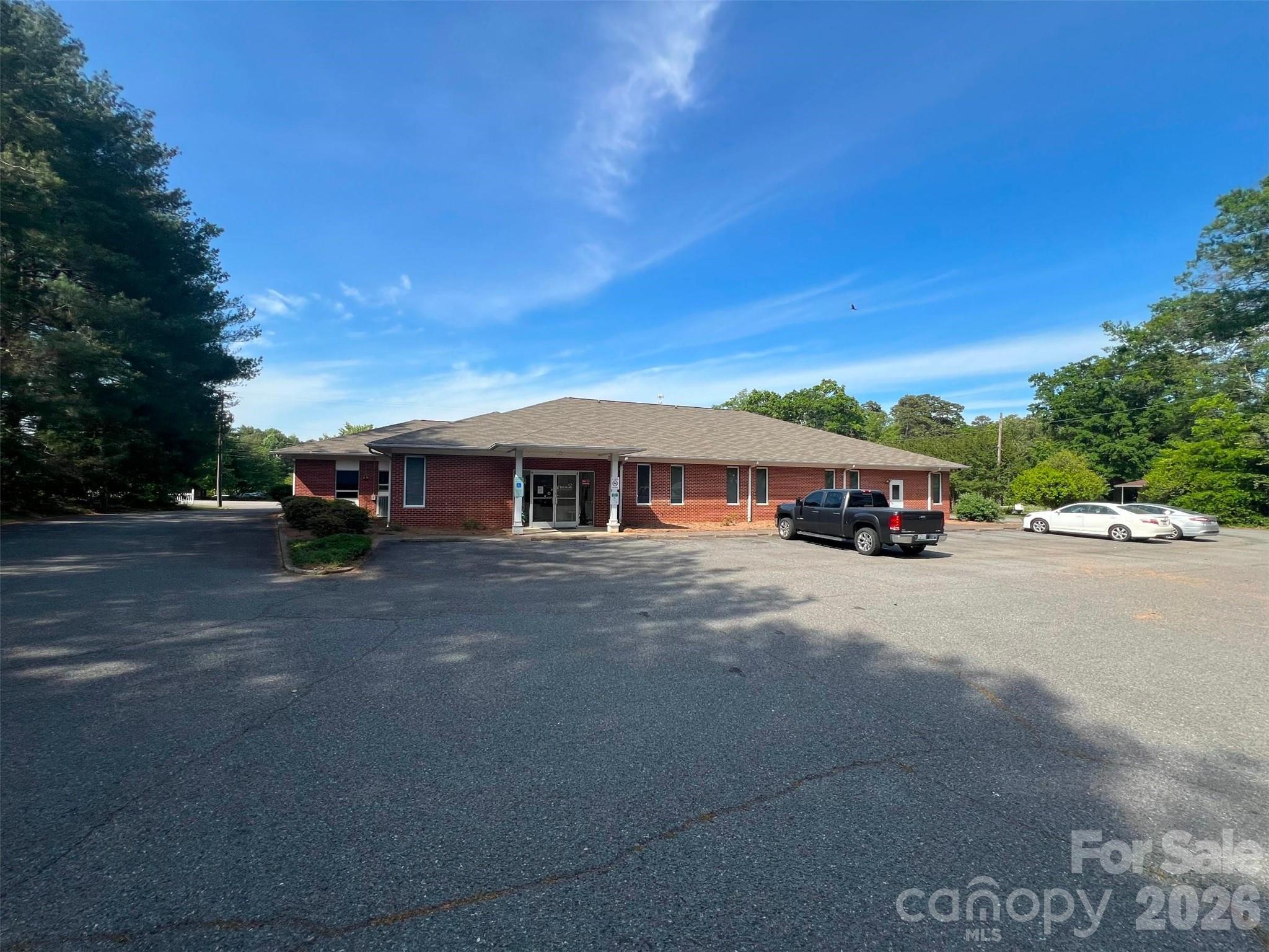 320 E Lee Avenue Property Photo 1