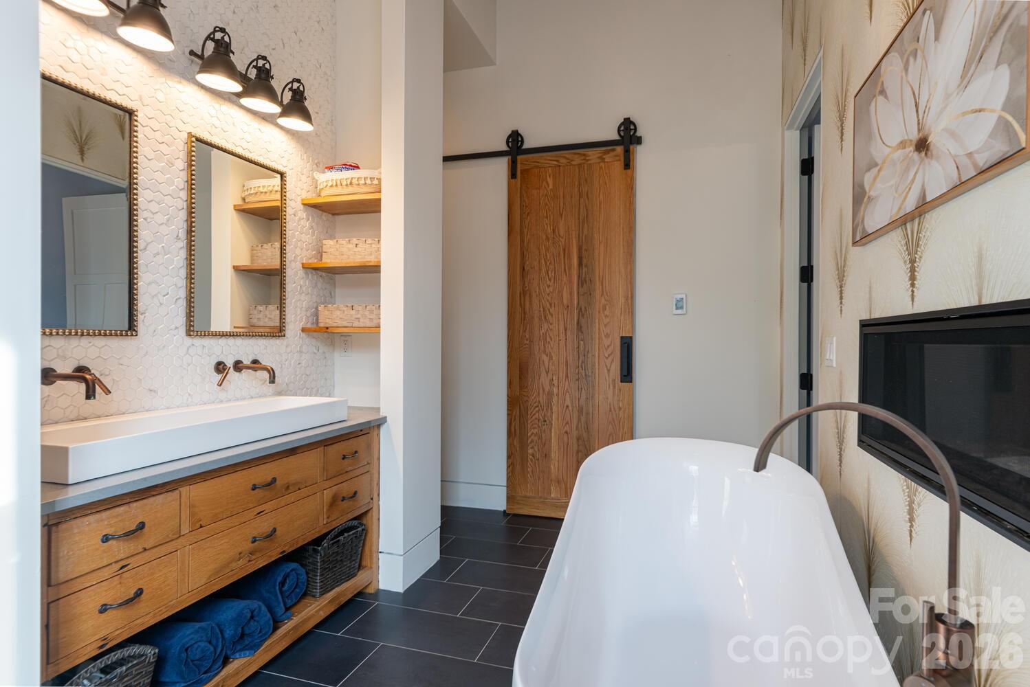 208 Glenroy Court Property Photo 29