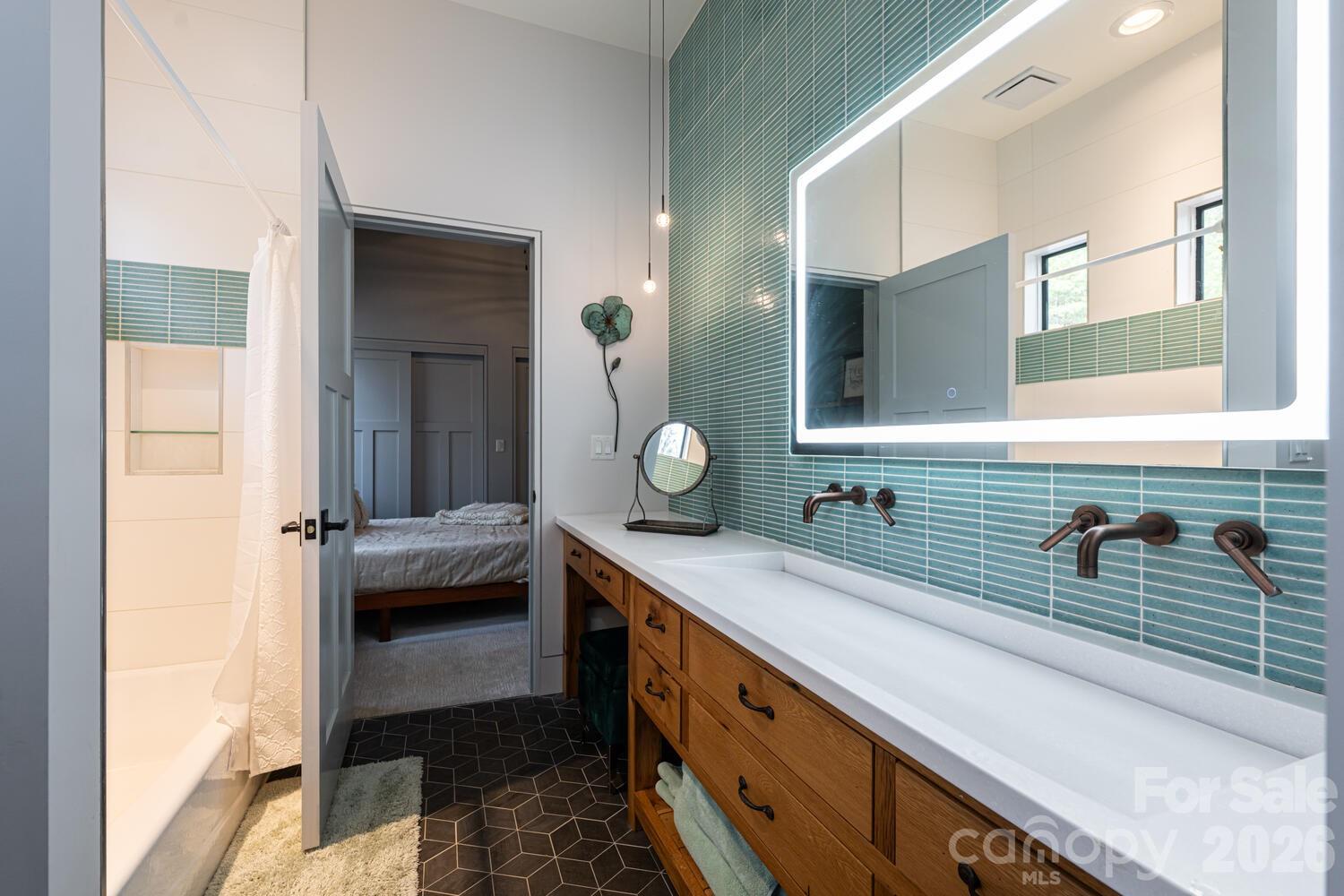 208 Glenroy Court Property Photo 34
