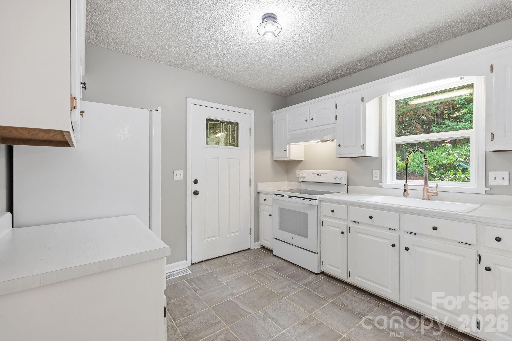 340 Oakwood Lane Property Photo 3