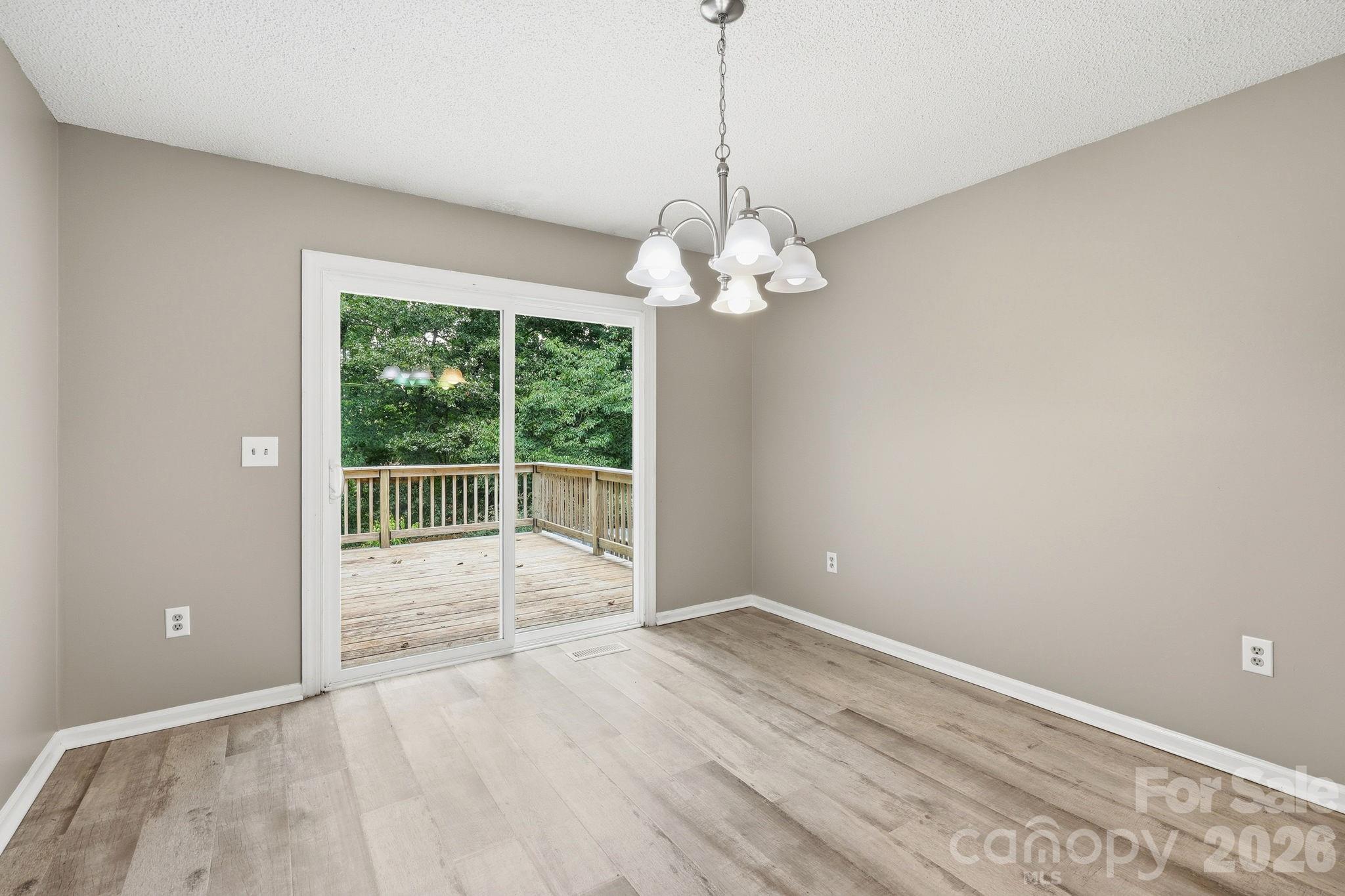 340 Oakwood Lane Property Photo 7